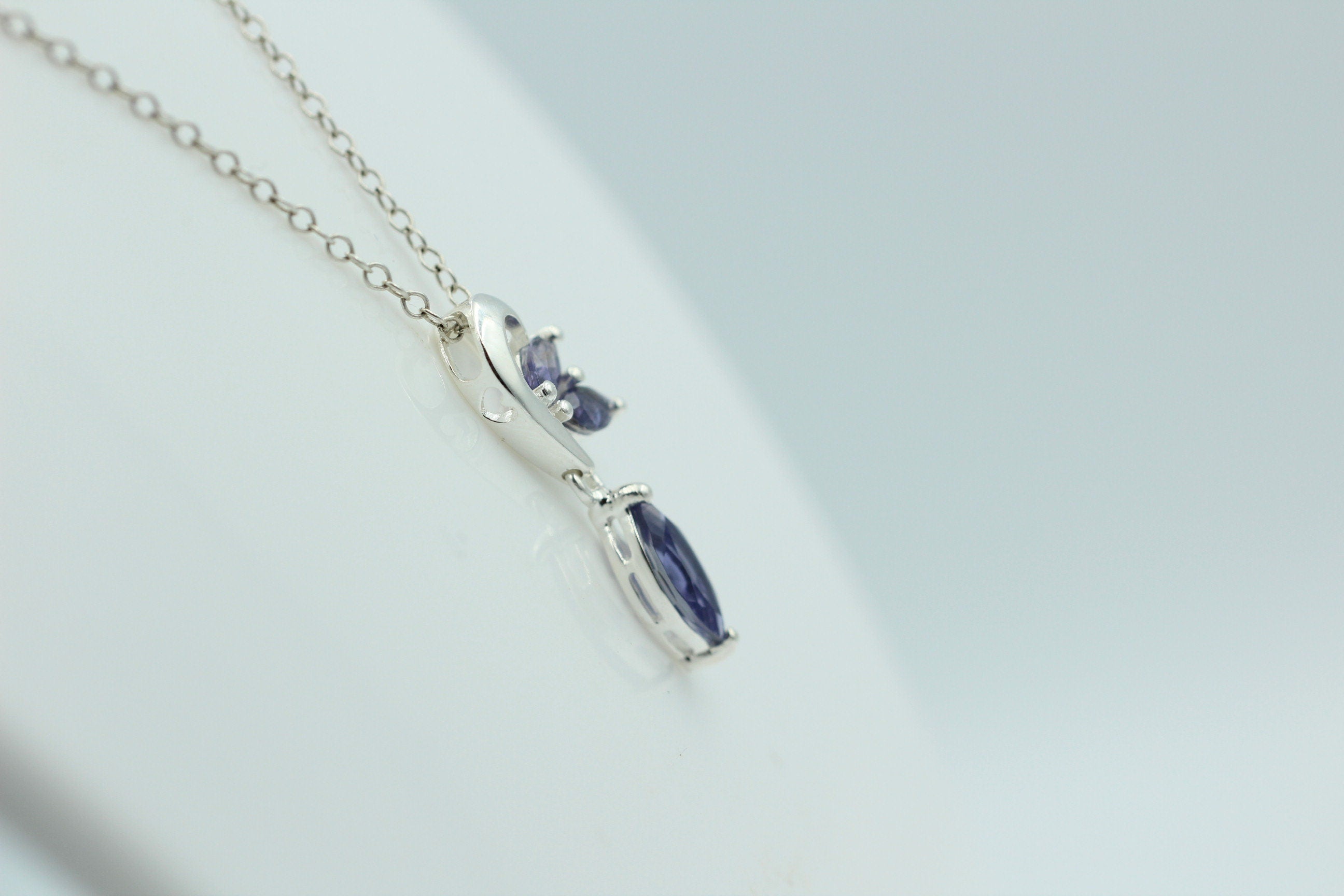 Edler 1,4 Carat Iolith Design Anhänger 925 Silber Collier Kette Wassersaphir