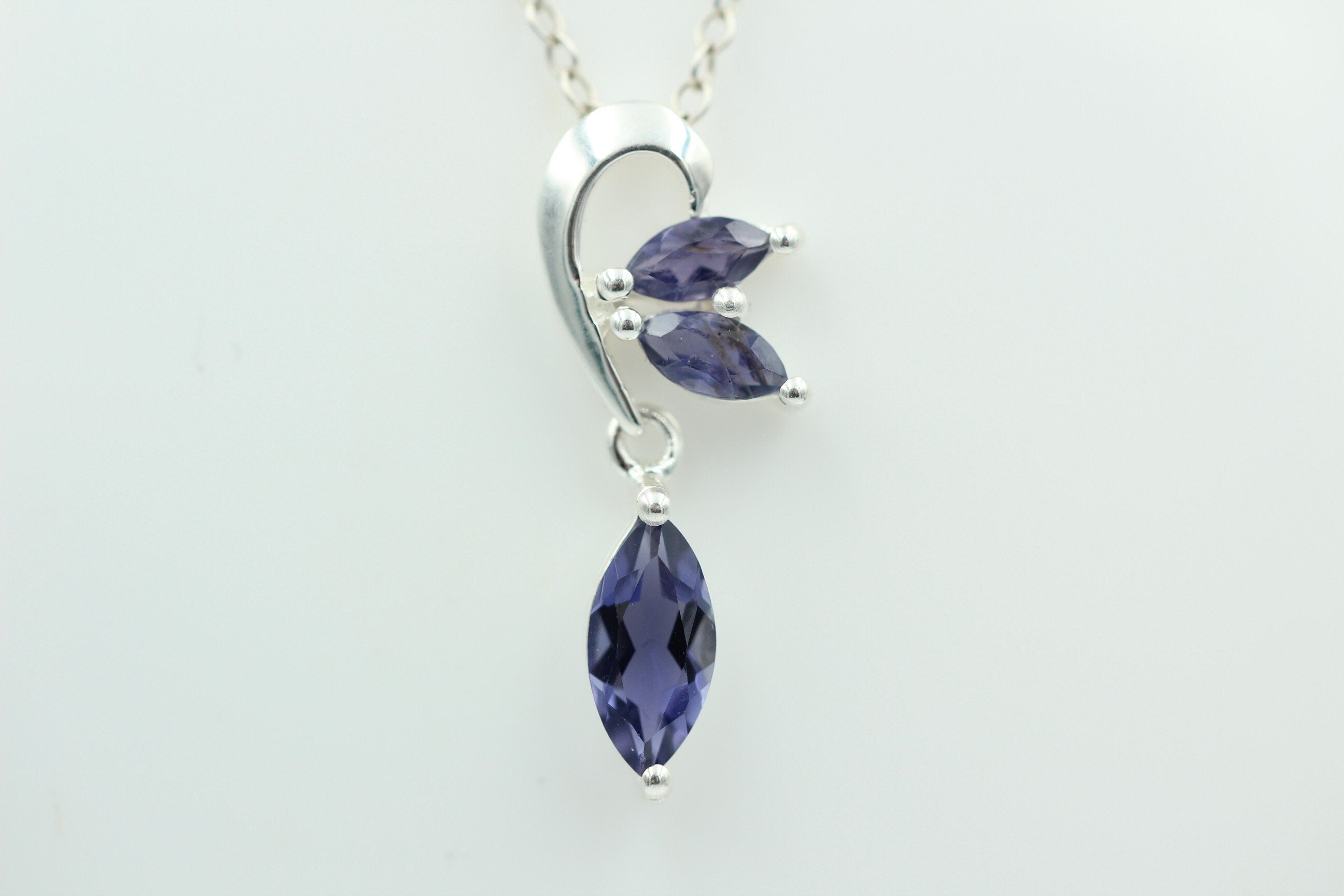 Edler 1,4 Carat Iolith Design Anhänger 925 Silber Collier Kette Wassersaphir