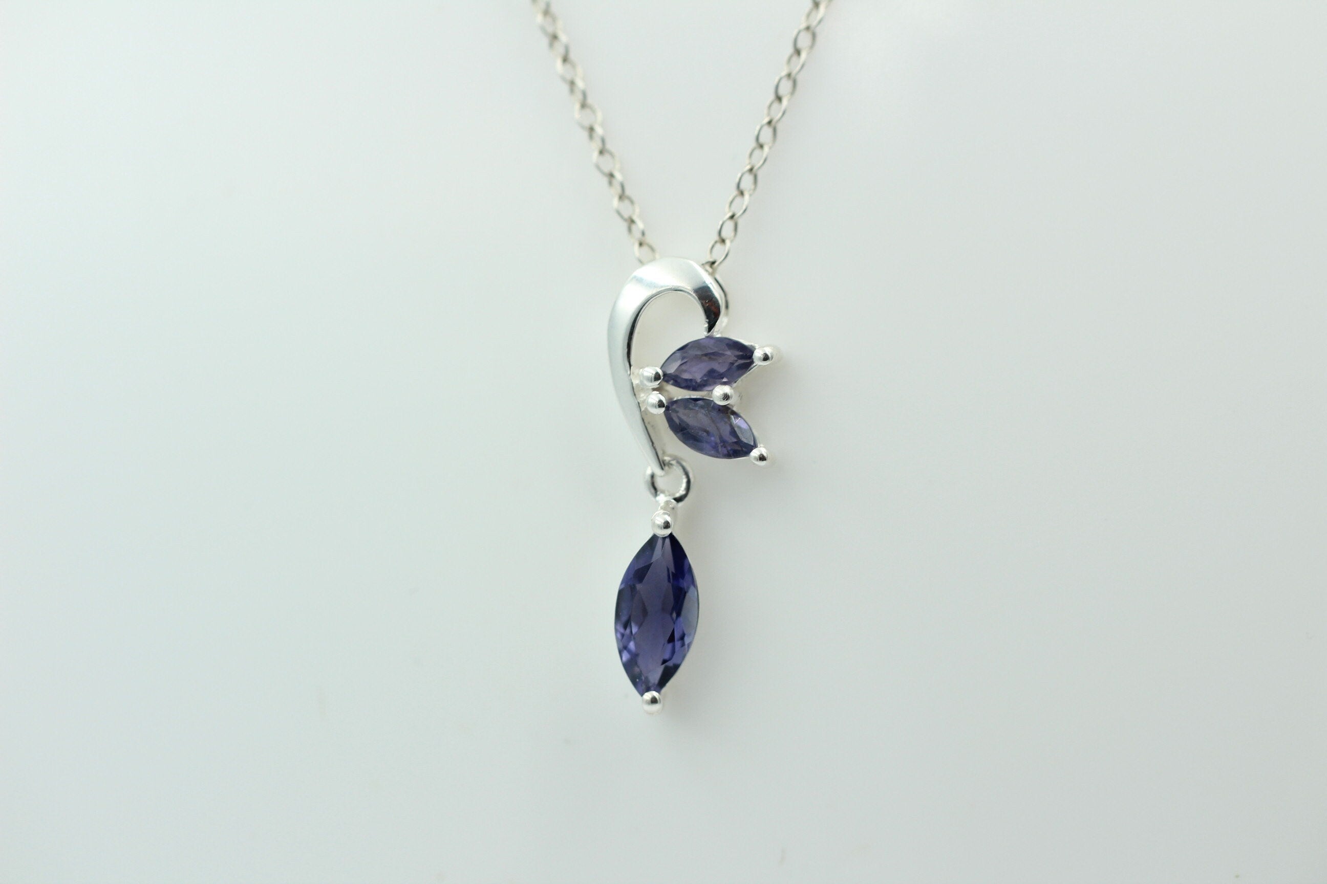 Edler 1,4 Carat Iolith Design Anhänger 925 Silber Collier Kette Wassersaphir