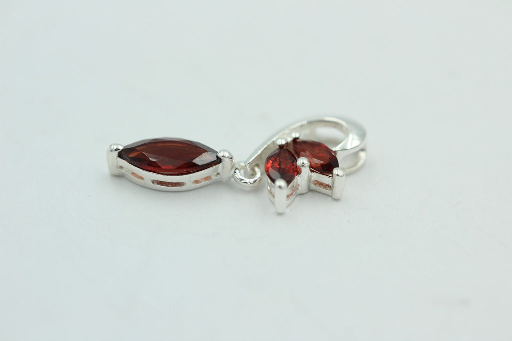 Edler 1,4 Carat Granat Design Anhänger 925 Silber Collier Kette roter Edelstein