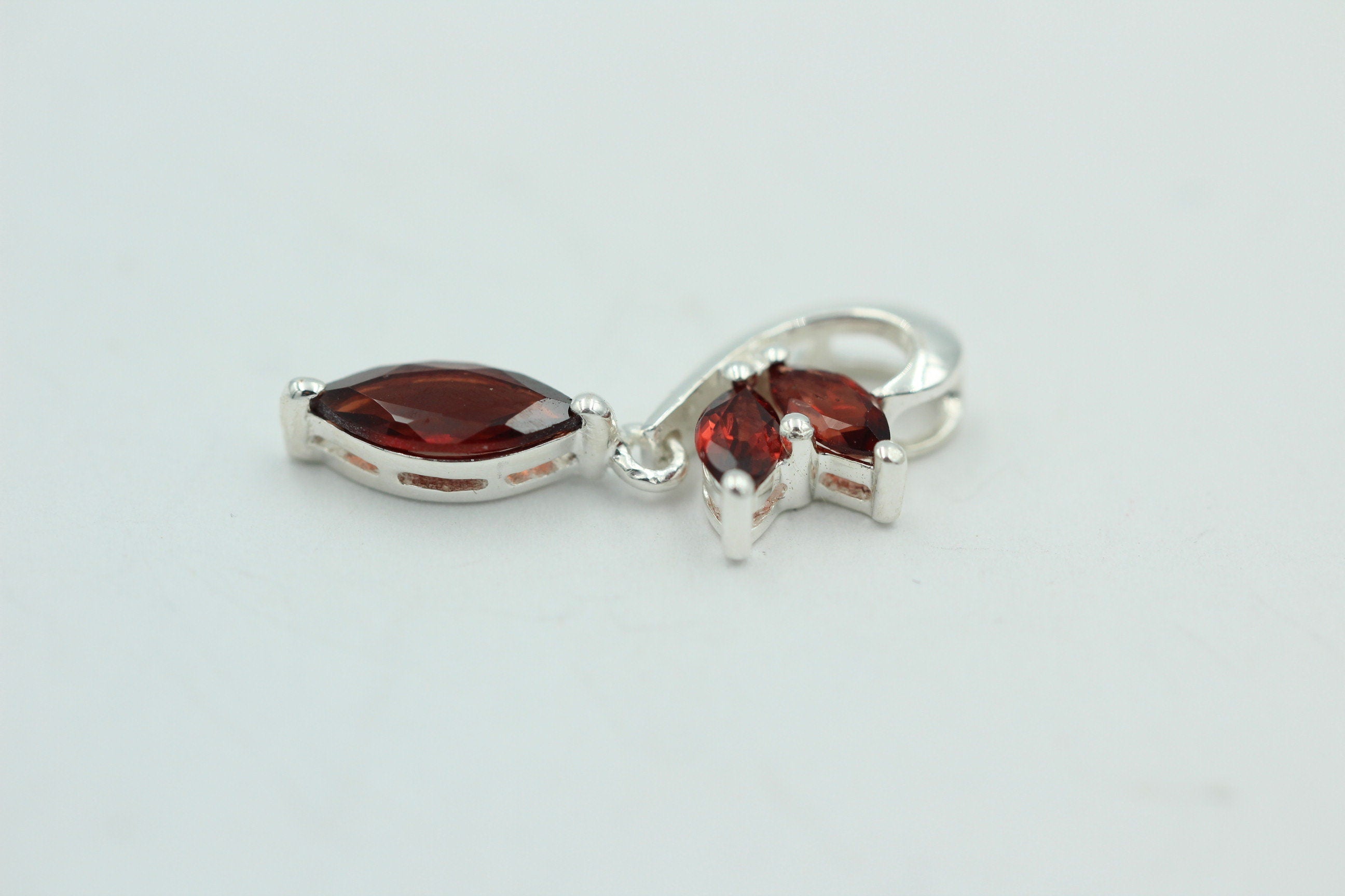Edler 1,4 Carat Granat Design Anhänger 925 Silber Collier Kette roter Edelstein