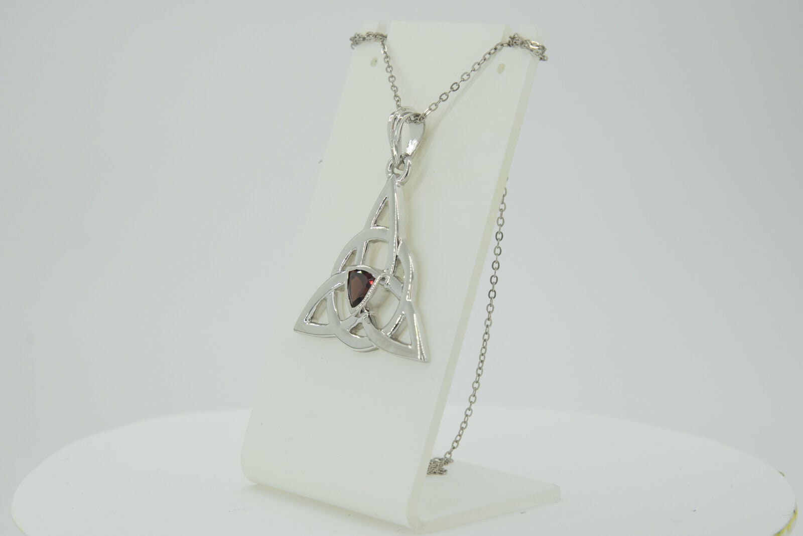 0,8 Carat Granat Anhänger keltischen Knotenmuster 925 Silber Unendlichkeit