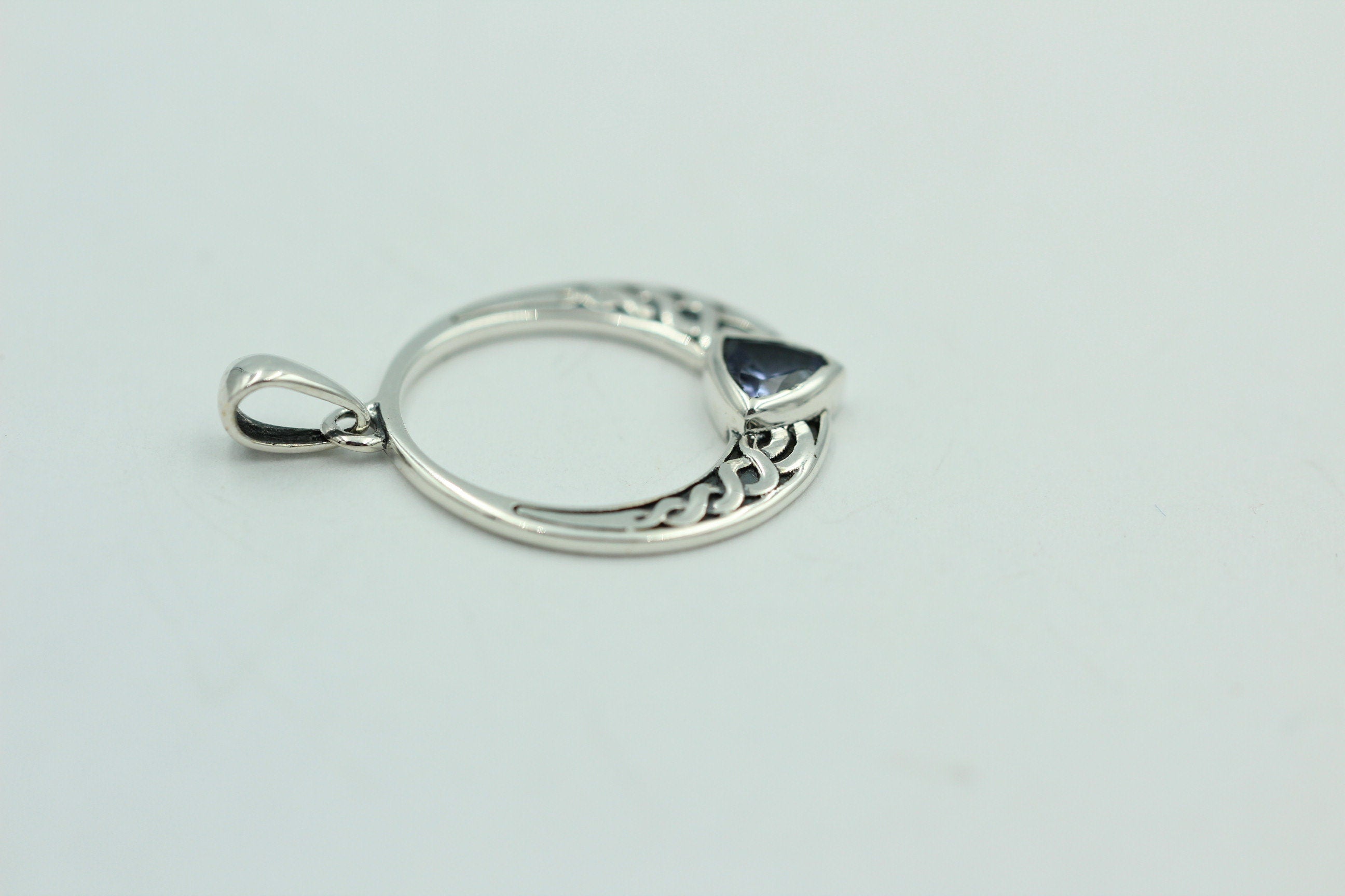 0,4 Carat Tansanit Anhänger 925 Silber Keltisches Muster Collier Kette