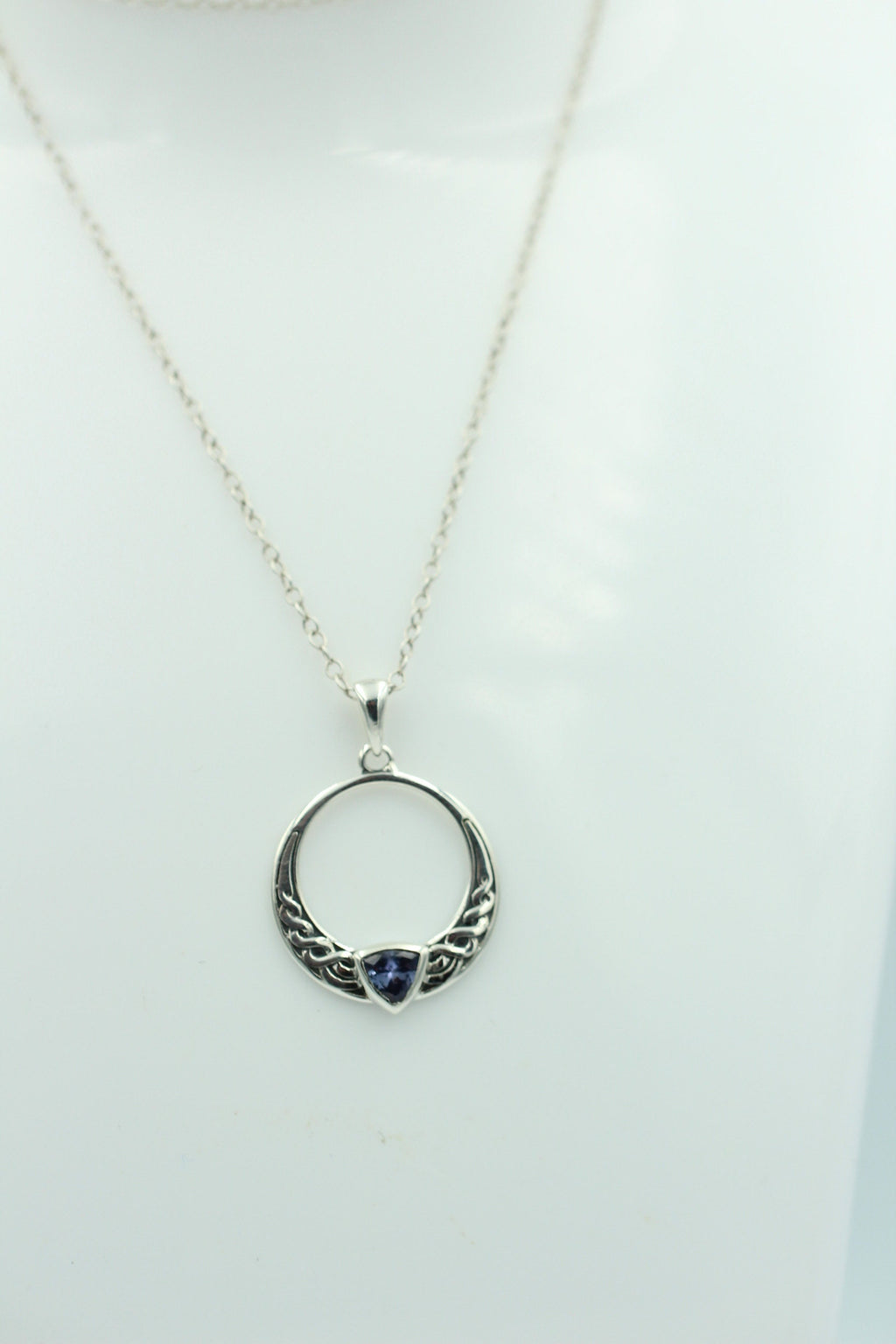 0,4 Carat Tansanit Anhänger 925 Silber Keltisches Muster Collier Kette