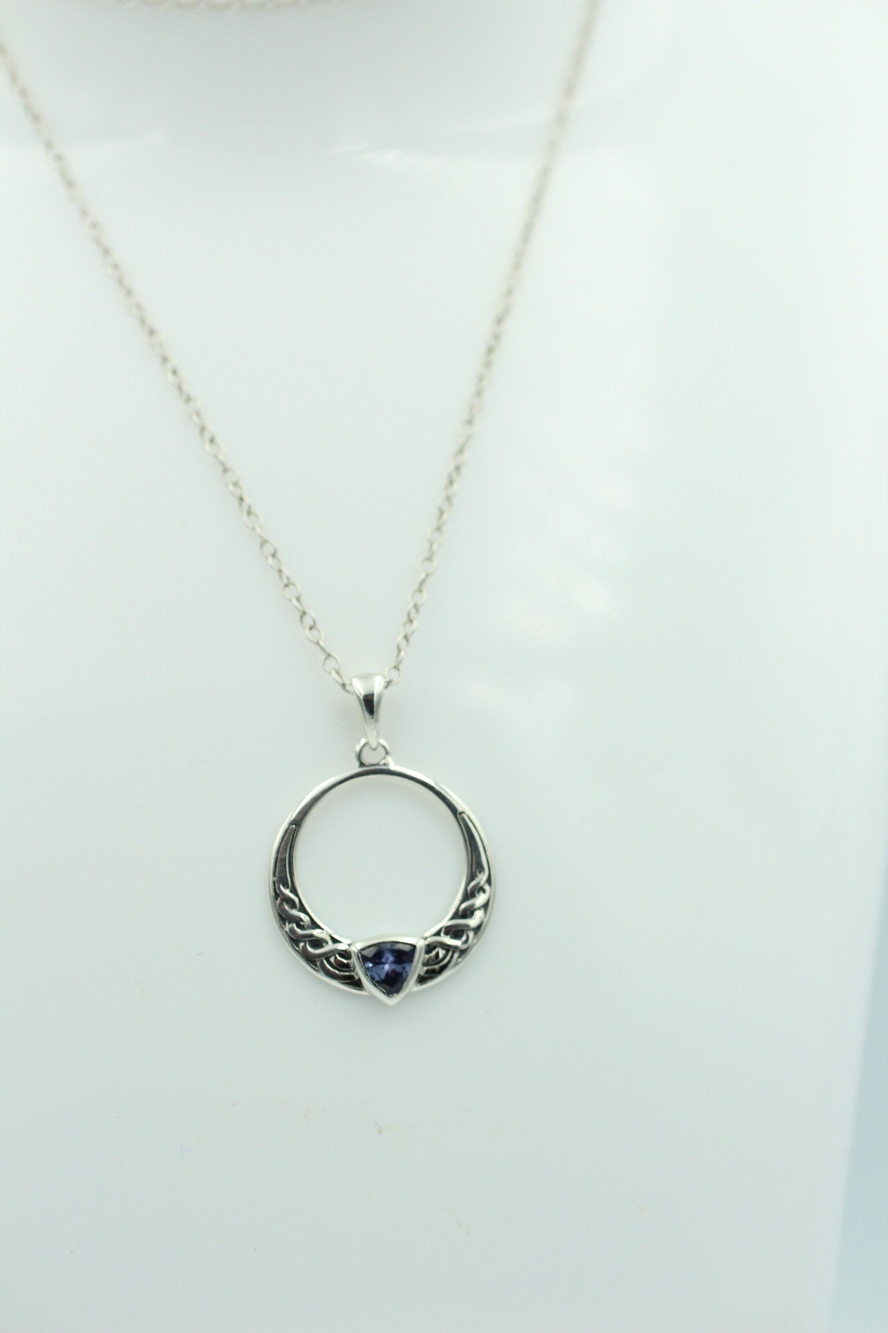 0,4 Carat Tansanit Anhänger 925 Silber Keltisches Muster Collier Kette