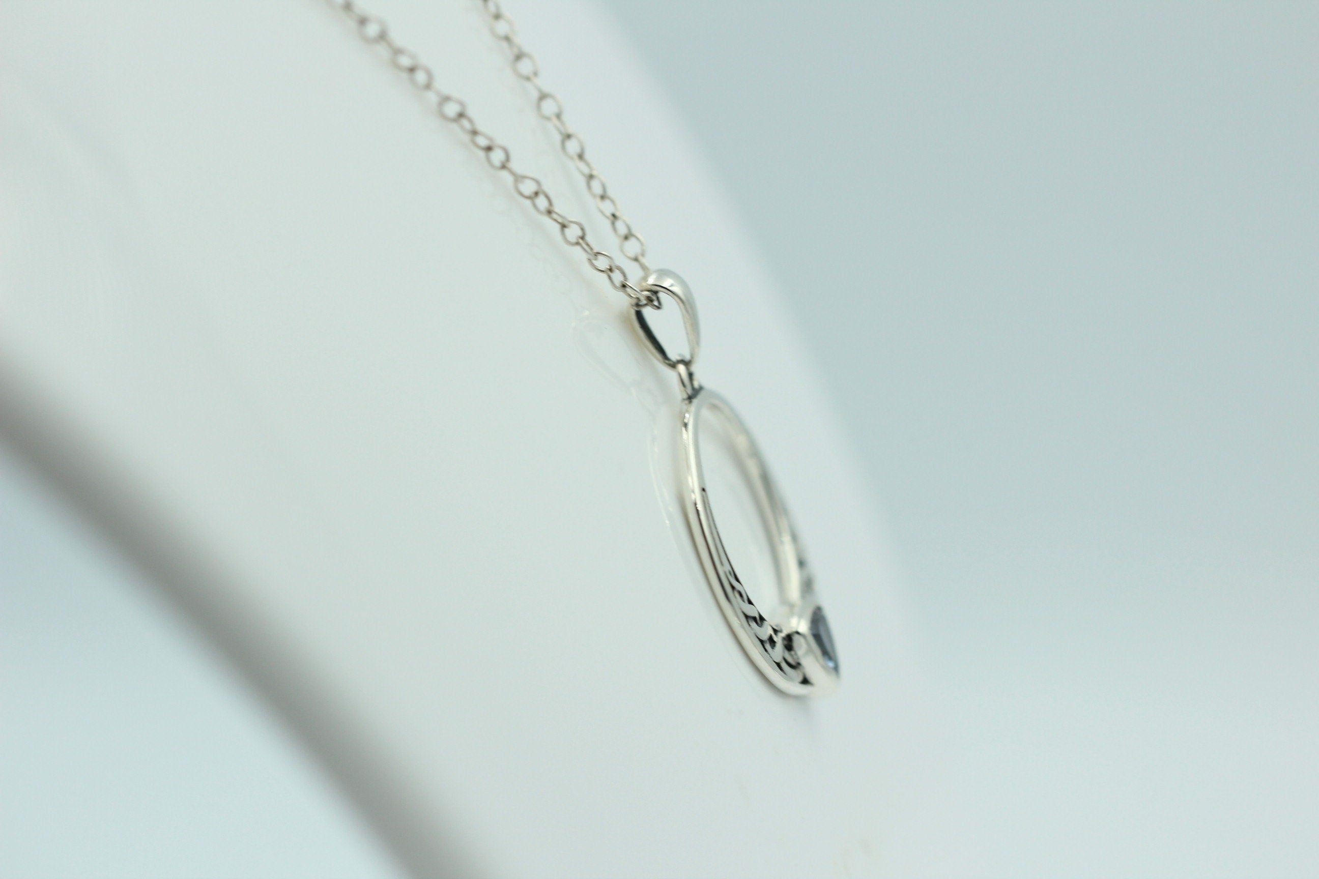 0,4 Carat Tansanit Anhänger 925 Silber Keltisches Muster Collier Kette