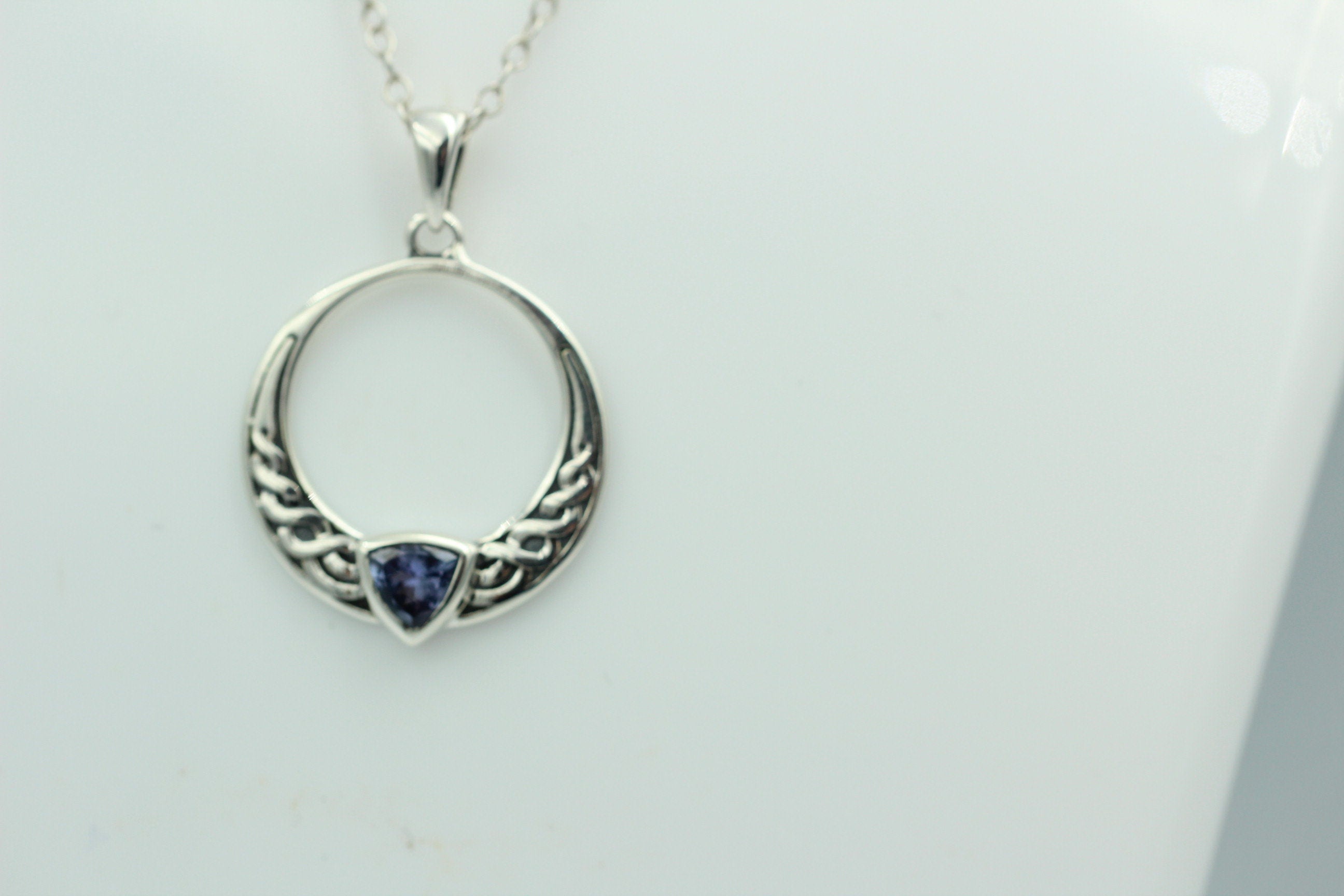 0,4 Carat Tansanit Anhänger 925 Silber Keltisches Muster Collier Kette