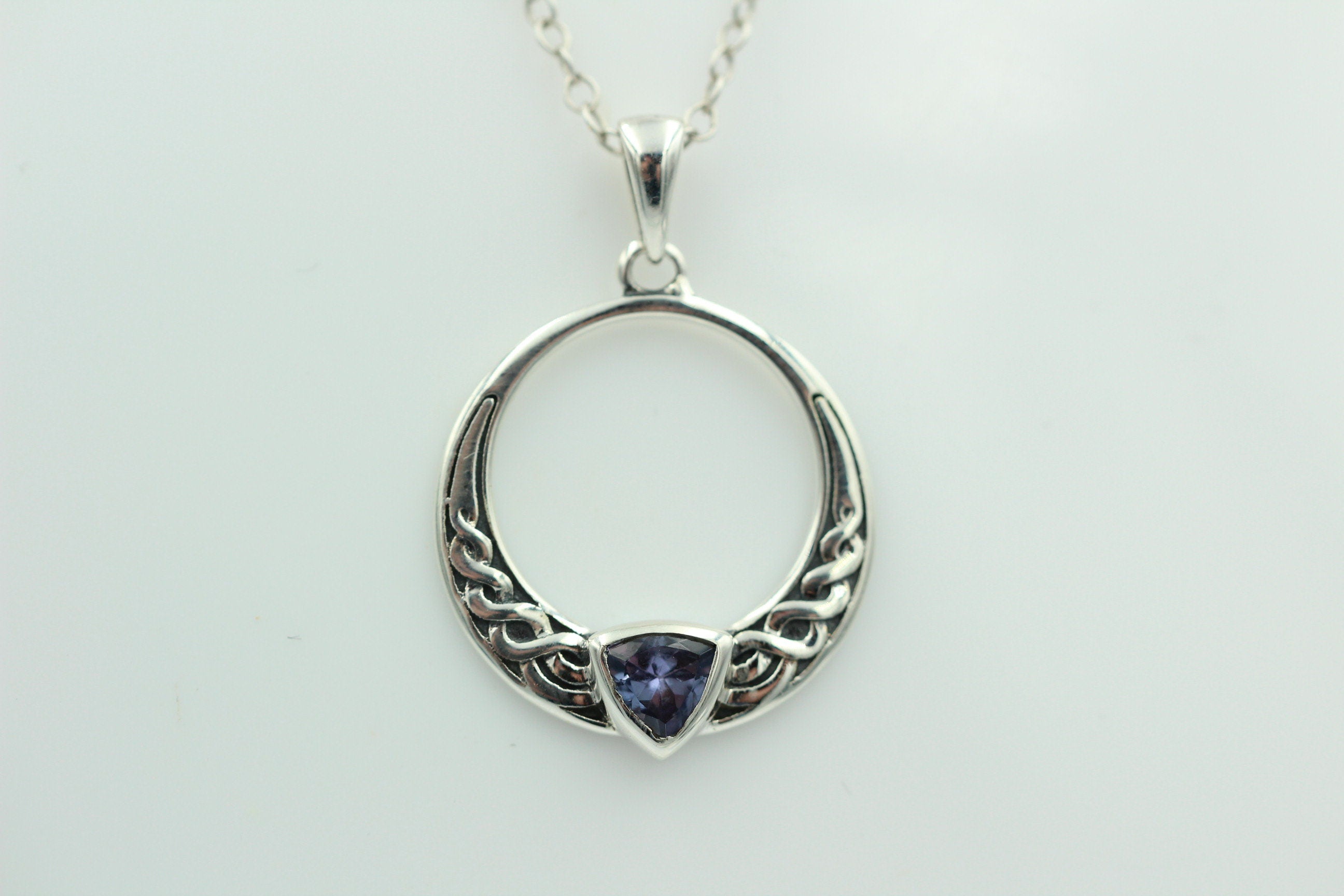 0,4 Carat Tansanit Anhänger 925 Silber Keltisches Muster Collier Kette