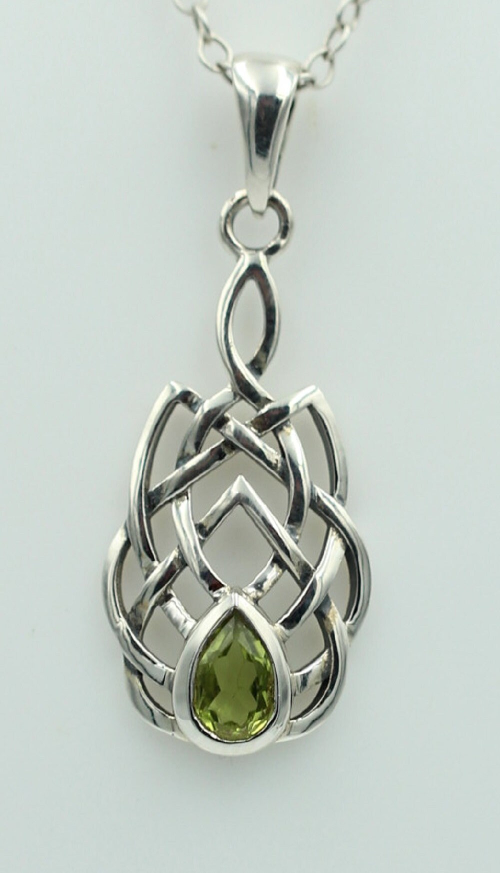 0,52 Carat Peridot Anhänger 925 Silber Keltisches Muster Collier Olivin