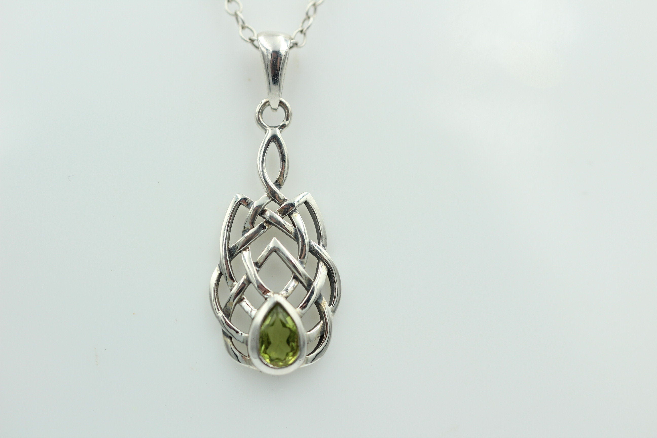 0,52 Carat Peridot Anhänger 925 Silber Keltisches Muster Collier Olivin