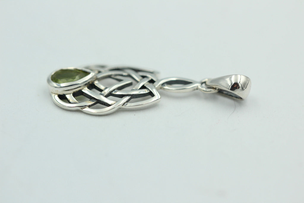 0,52 Carat Peridot Anhänger 925 Silber Keltisches Muster Collier Olivin