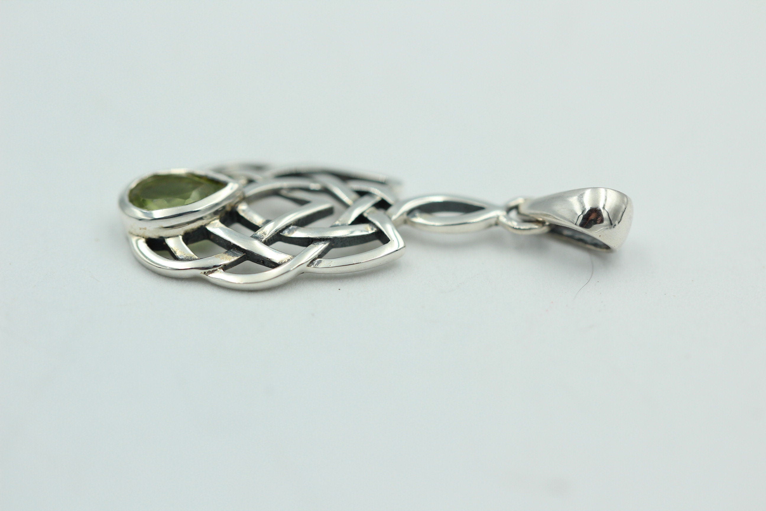 0,52 Carat Peridot Anhänger 925 Silber Keltisches Muster Collier Olivin