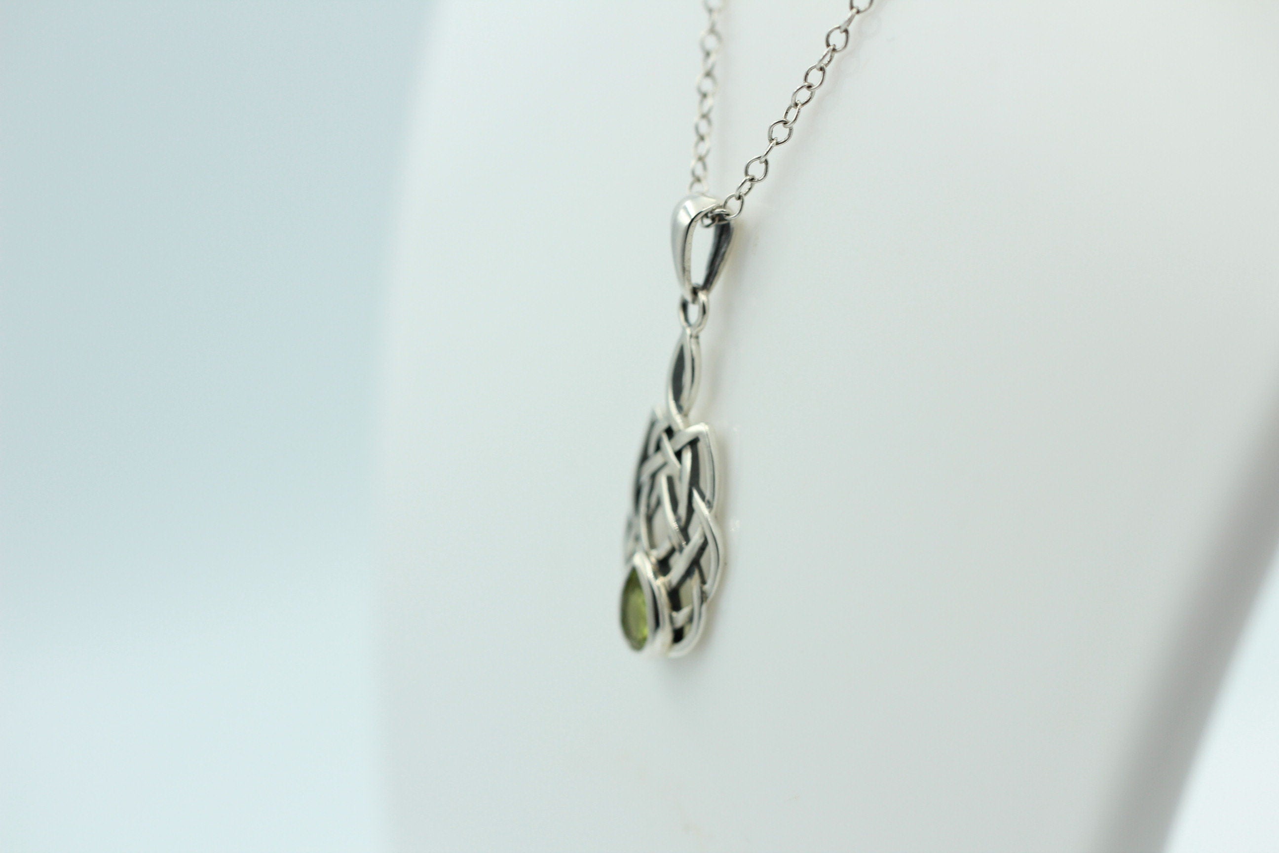 0,52 Carat Peridot Anhänger 925 Silber Keltisches Muster Collier Olivin