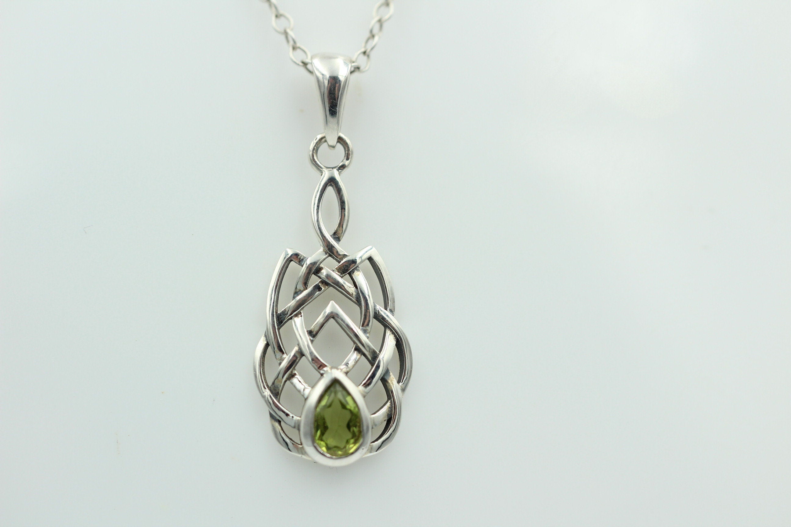 0,52 Carat Peridot Anhänger 925 Silber Keltisches Muster Collier Olivin