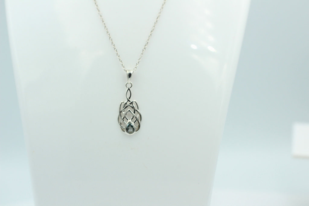 0,55 Carat Blautopas Anhänger 925 Silber Keltisches Muster Collier Topas
