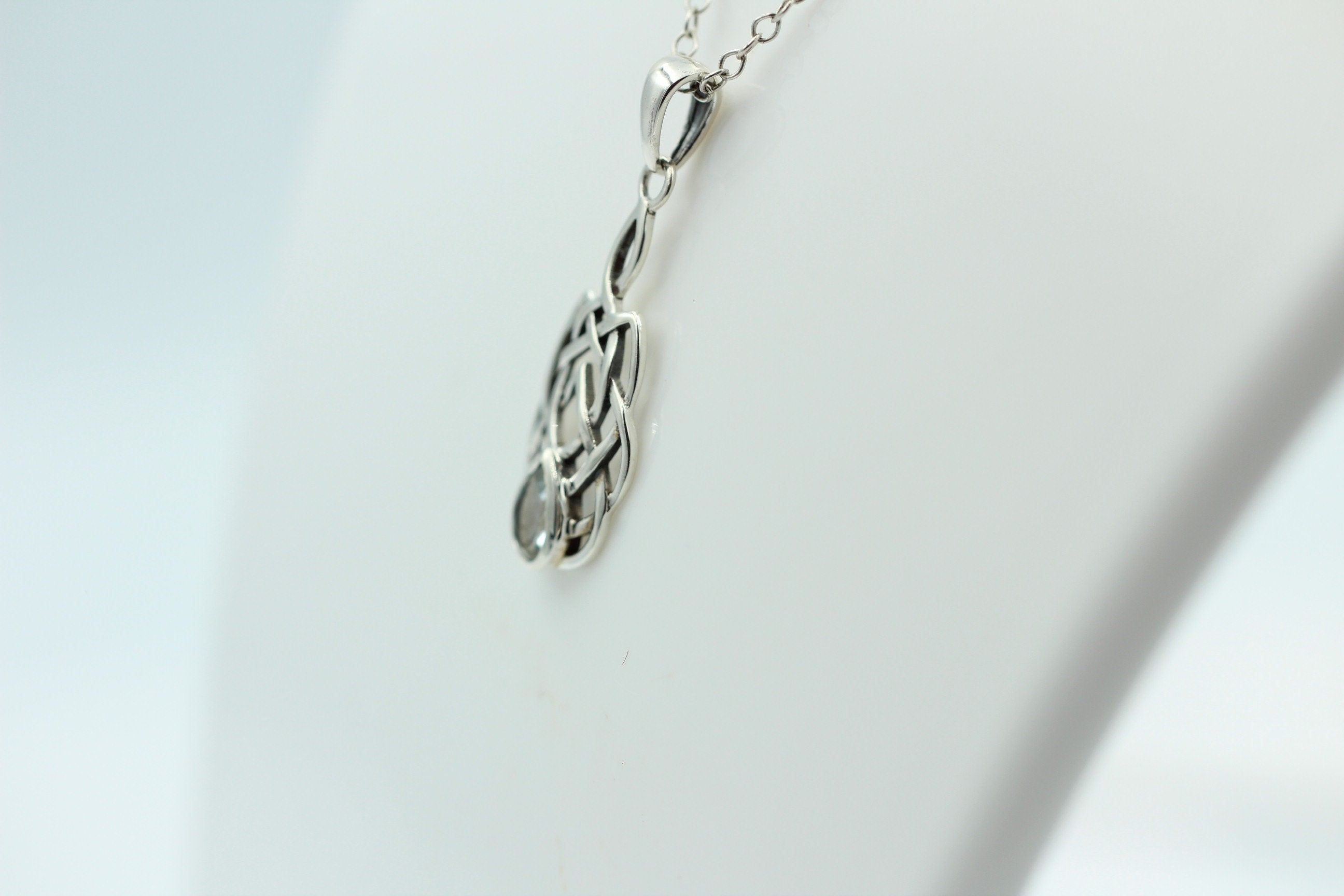 0,55 Carat Blautopas Anhänger 925 Silber Keltisches Muster Collier Topas