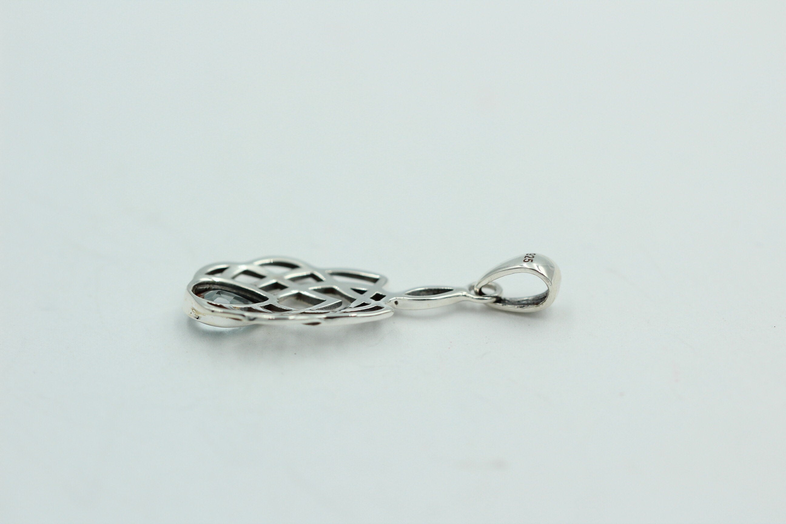 0,55 Carat Blautopas Anhänger 925 Silber Keltisches Muster Collier Topas