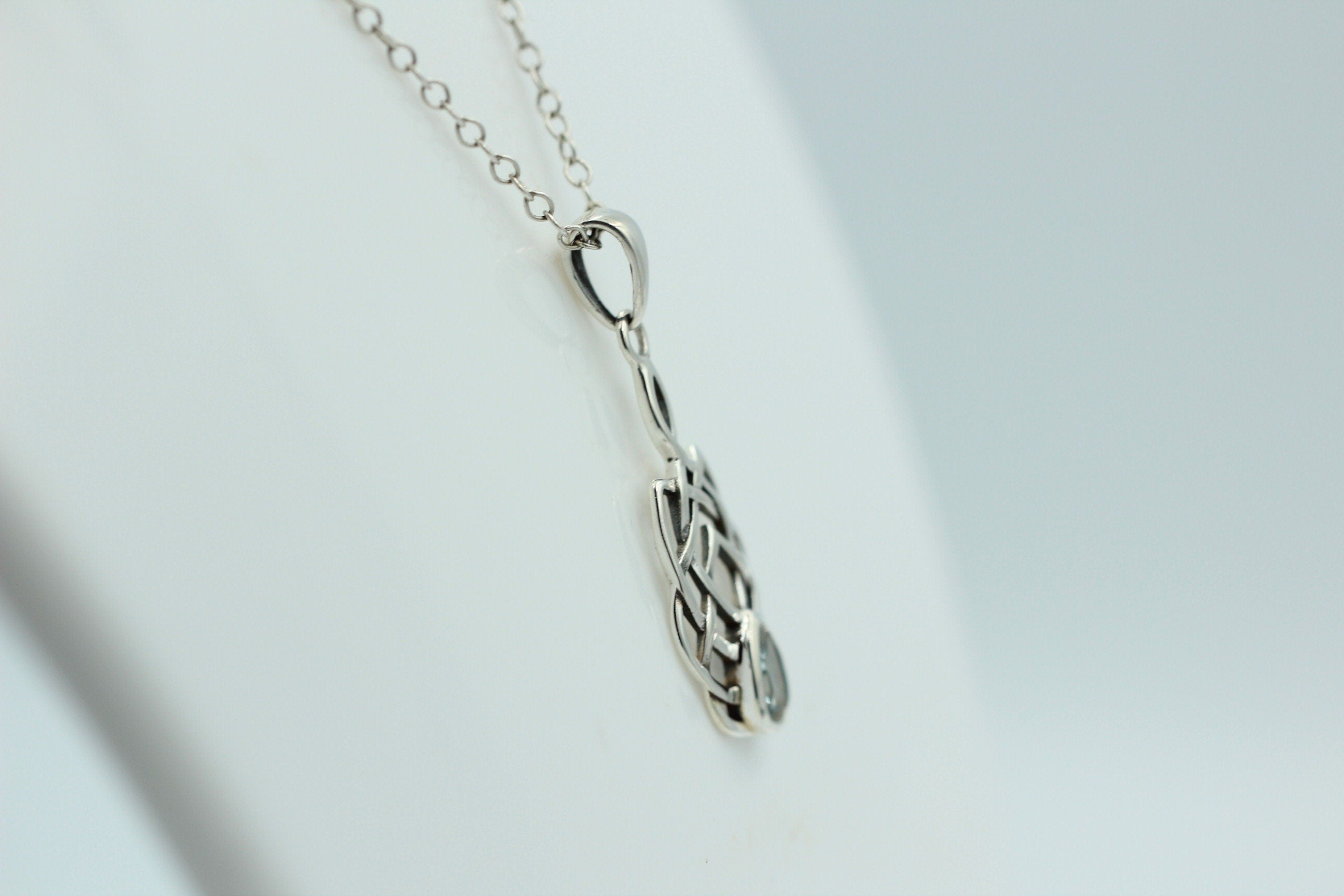 0,55 Carat Blautopas Anhänger 925 Silber Keltisches Muster Collier Topas