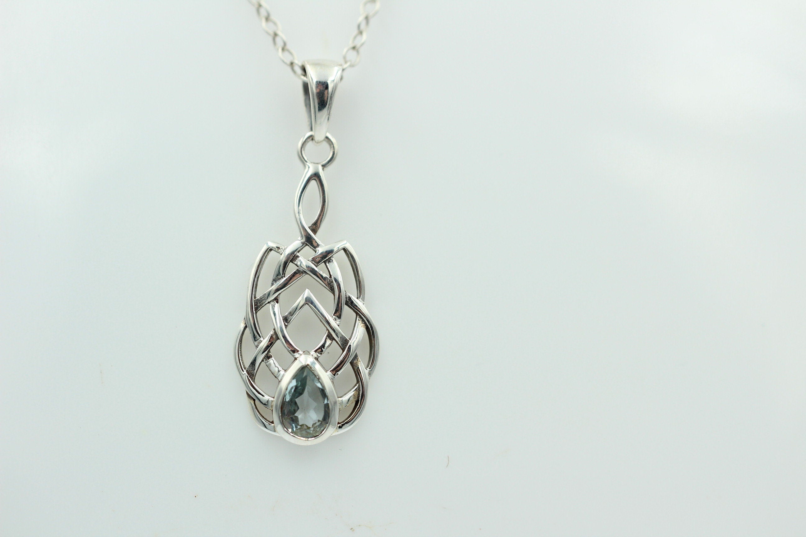 0,55 Carat Blautopas Anhänger 925 Silber Keltisches Muster Collier Topas
