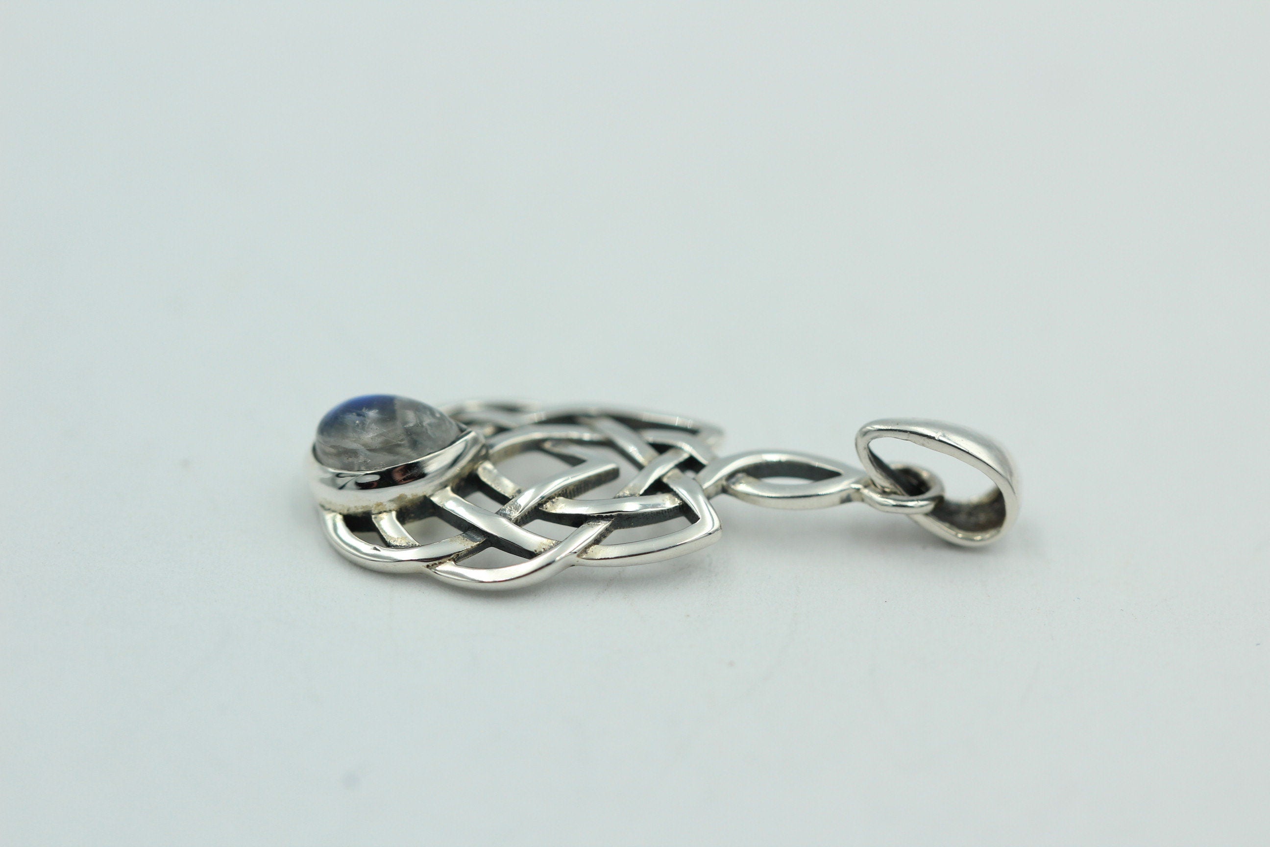 0,4 Carat Mondlichttopas Anhänger 925 Silber Keltisches Muster Collier