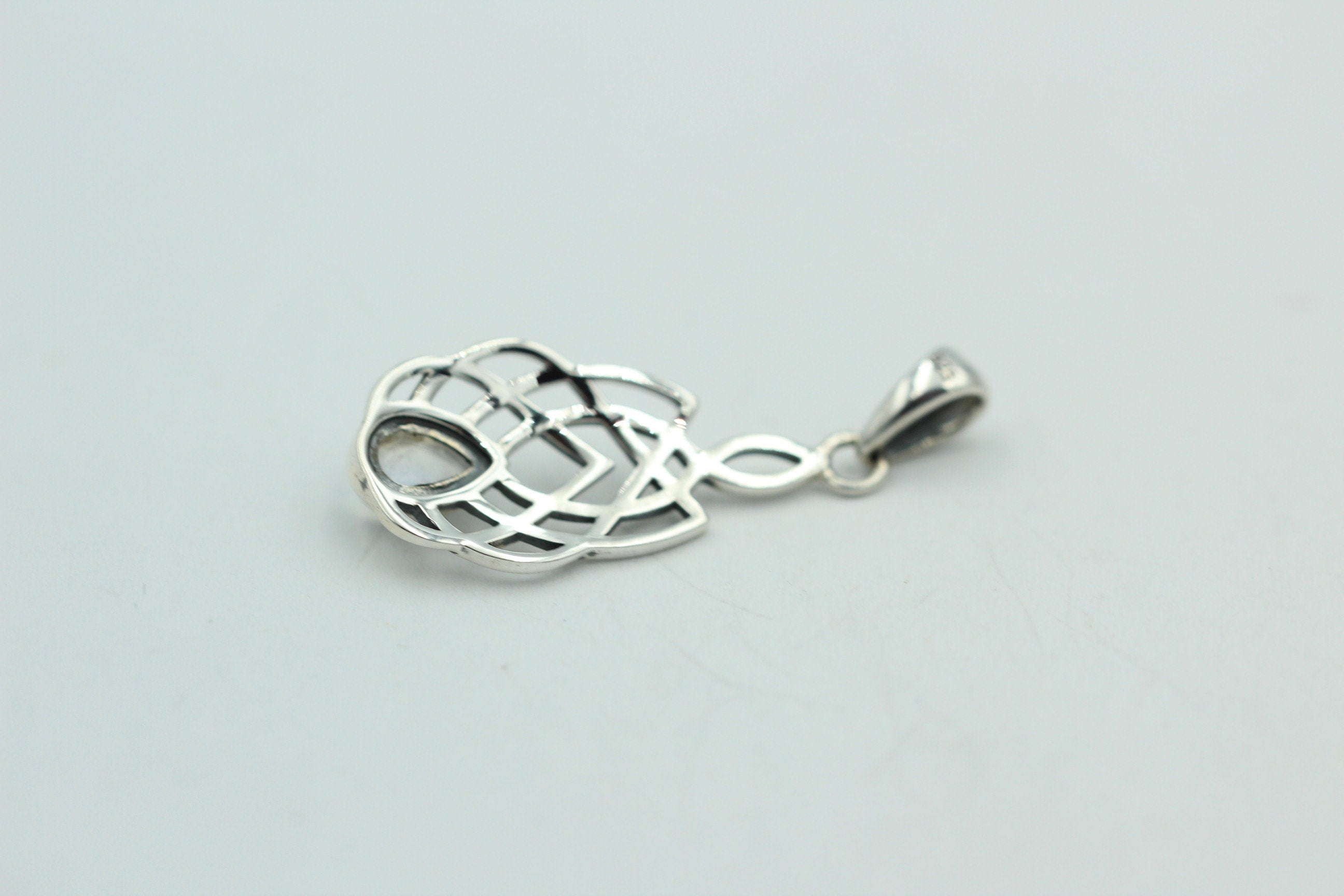 0,4 Carat Mondlichttopas Anhänger 925 Silber Keltisches Muster Collier