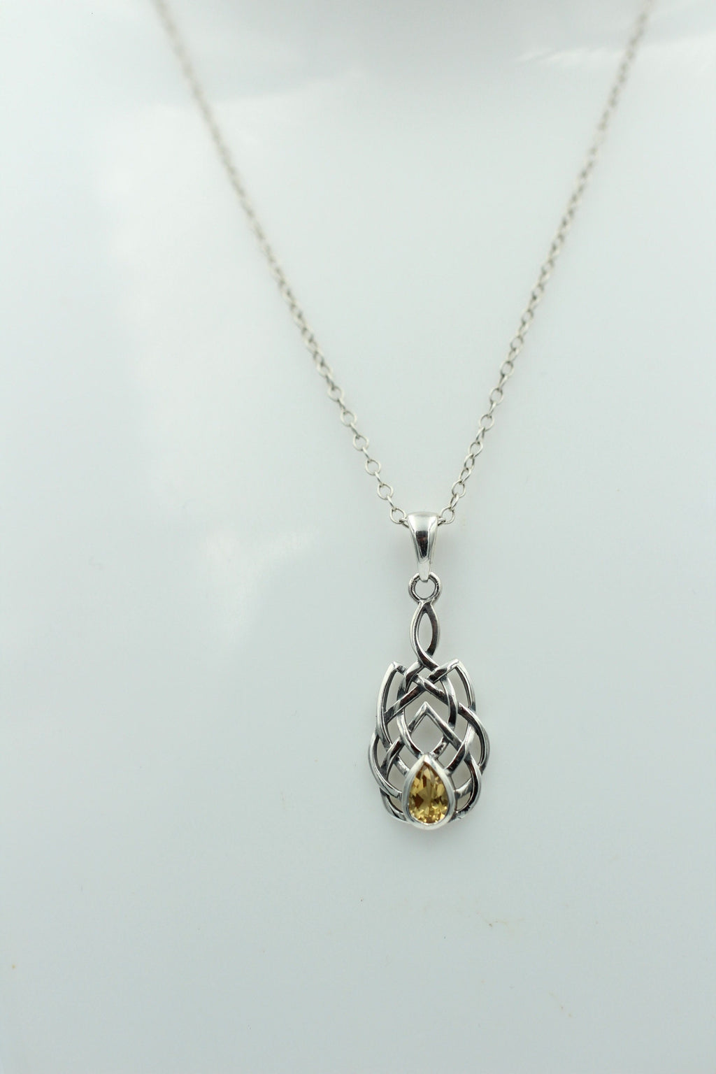 0,41 Carat Citrin Anhänger 925 Silber Keltisches Muster Collier