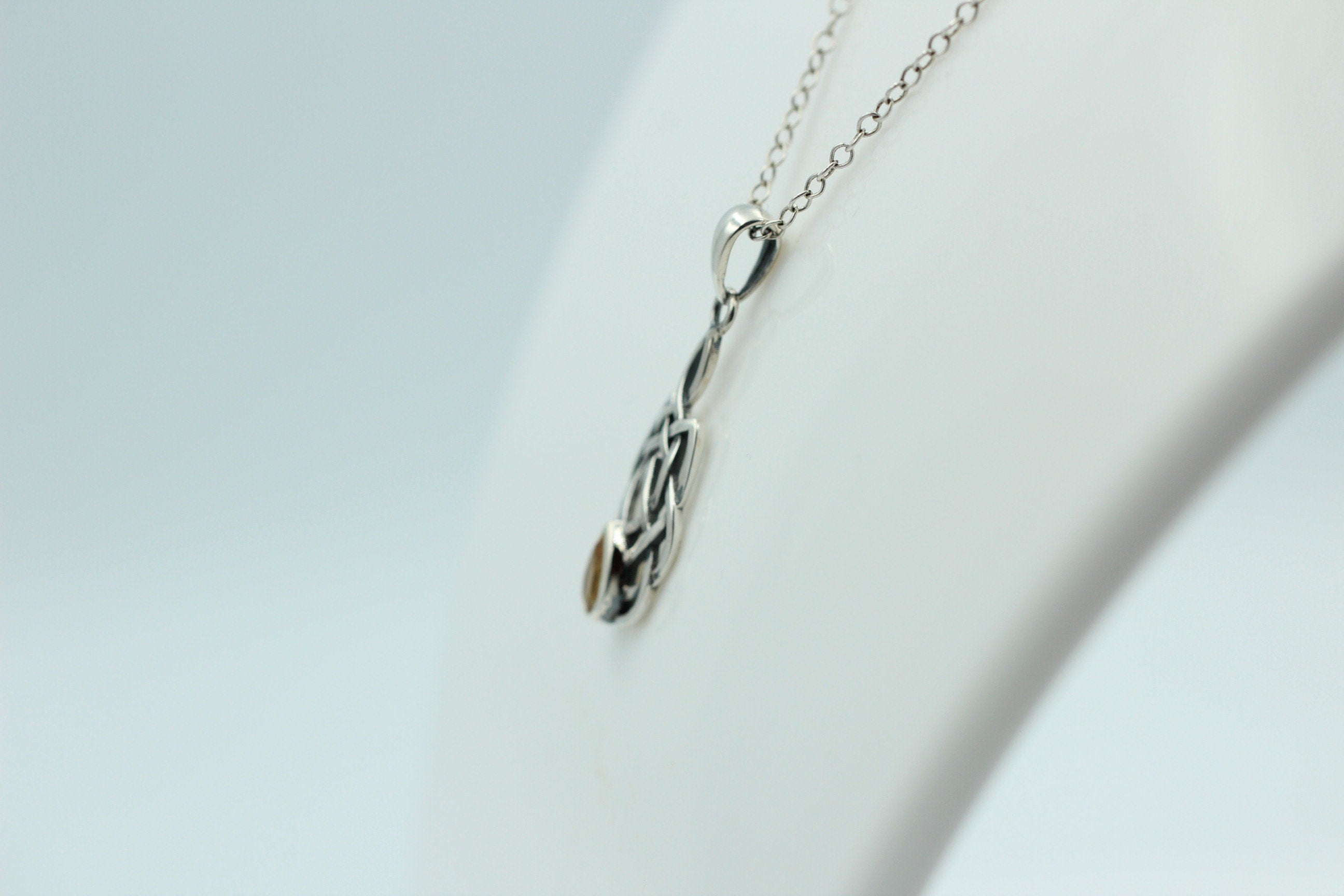 0,41 Carat Citrin Anhänger 925 Silber Keltisches Muster Collier