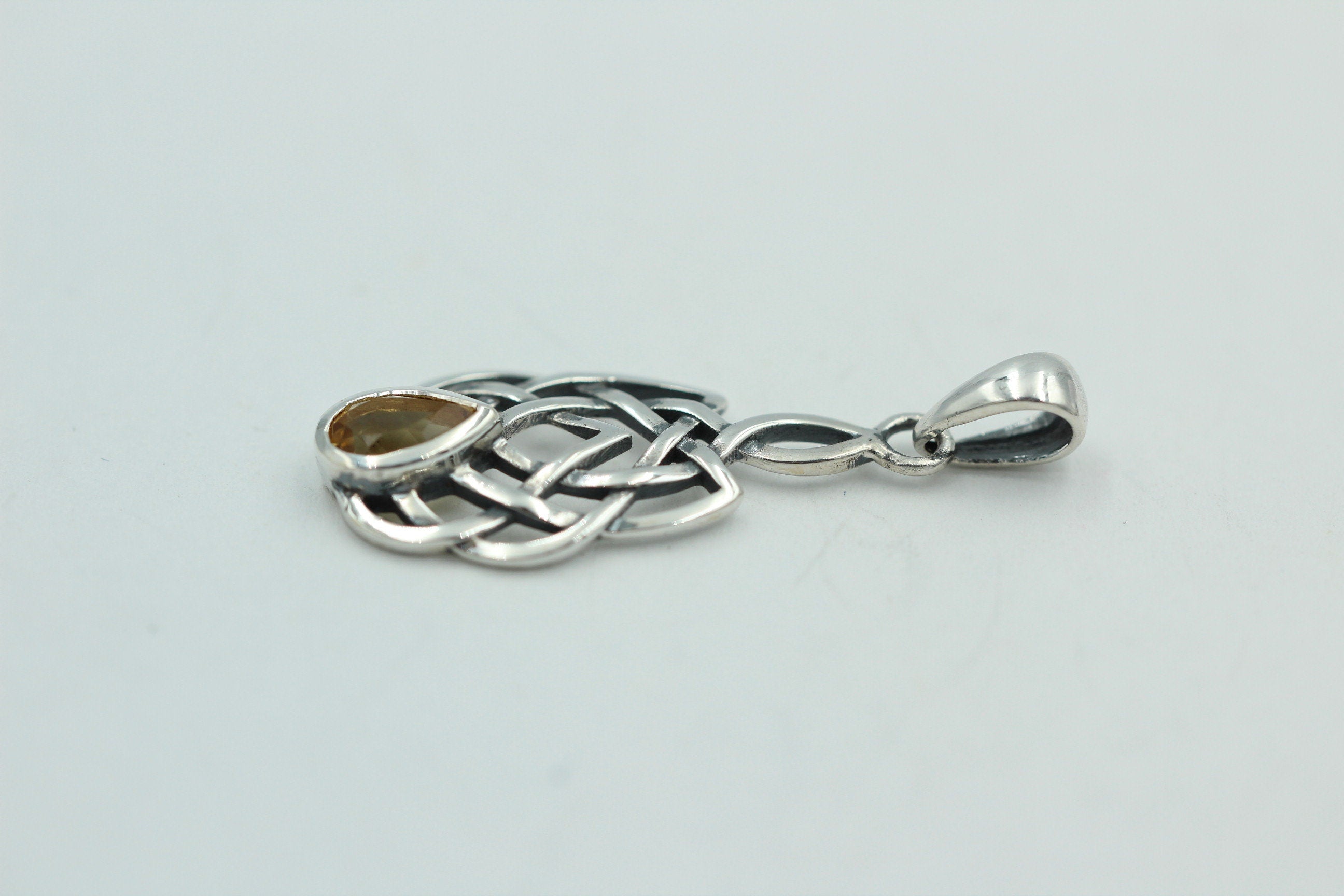 0,41 Carat Citrin Anhänger 925 Silber Keltisches Muster Collier