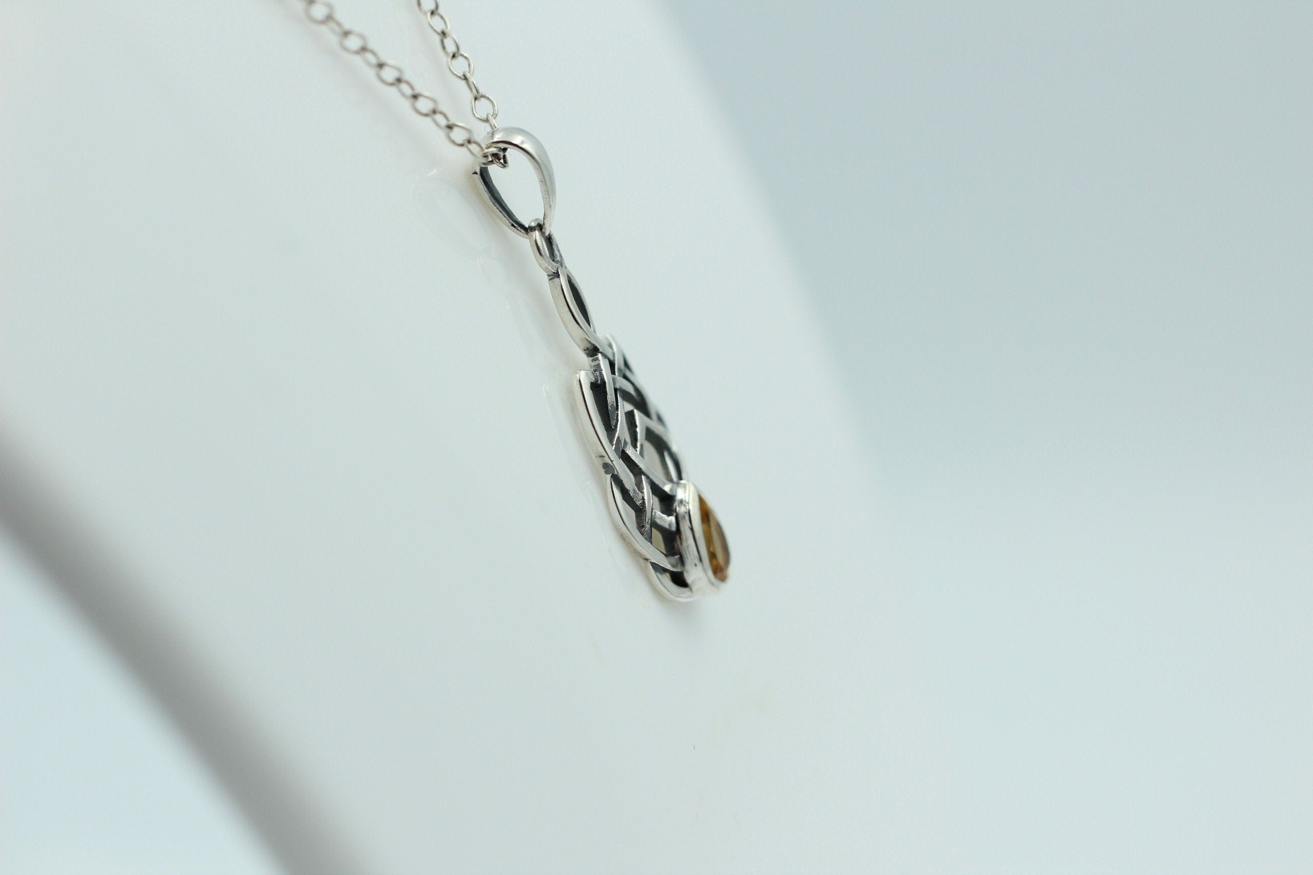 0,41 Carat Citrin Anhänger 925 Silber Keltisches Muster Collier