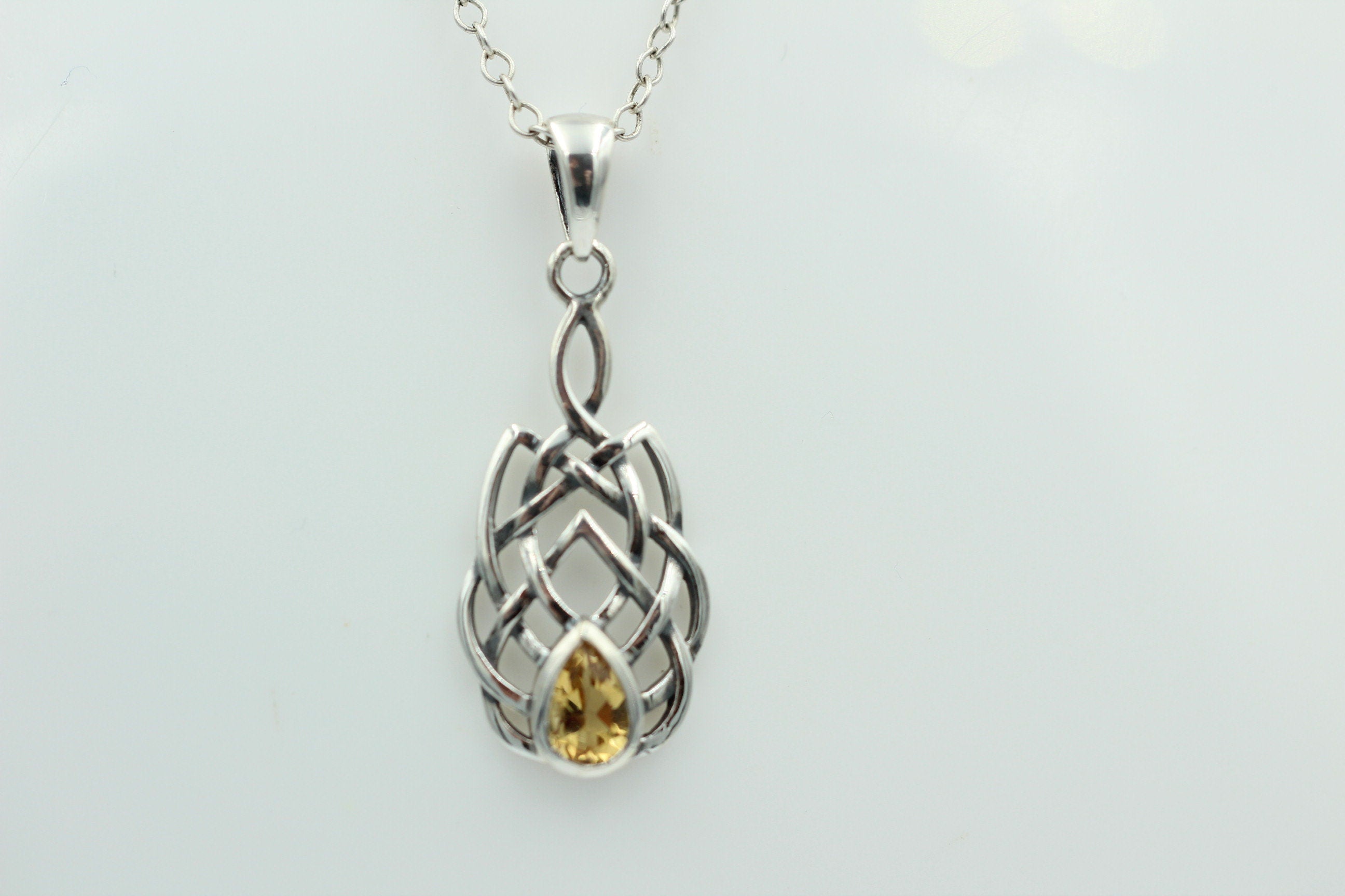 0,41 Carat Citrin Anhänger 925 Silber Keltisches Muster Collier
