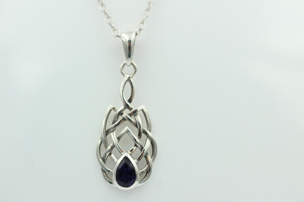 0,34 Carat Iolith Anhänger 925 Silber Keltisches Muster Collier Wassersaphir