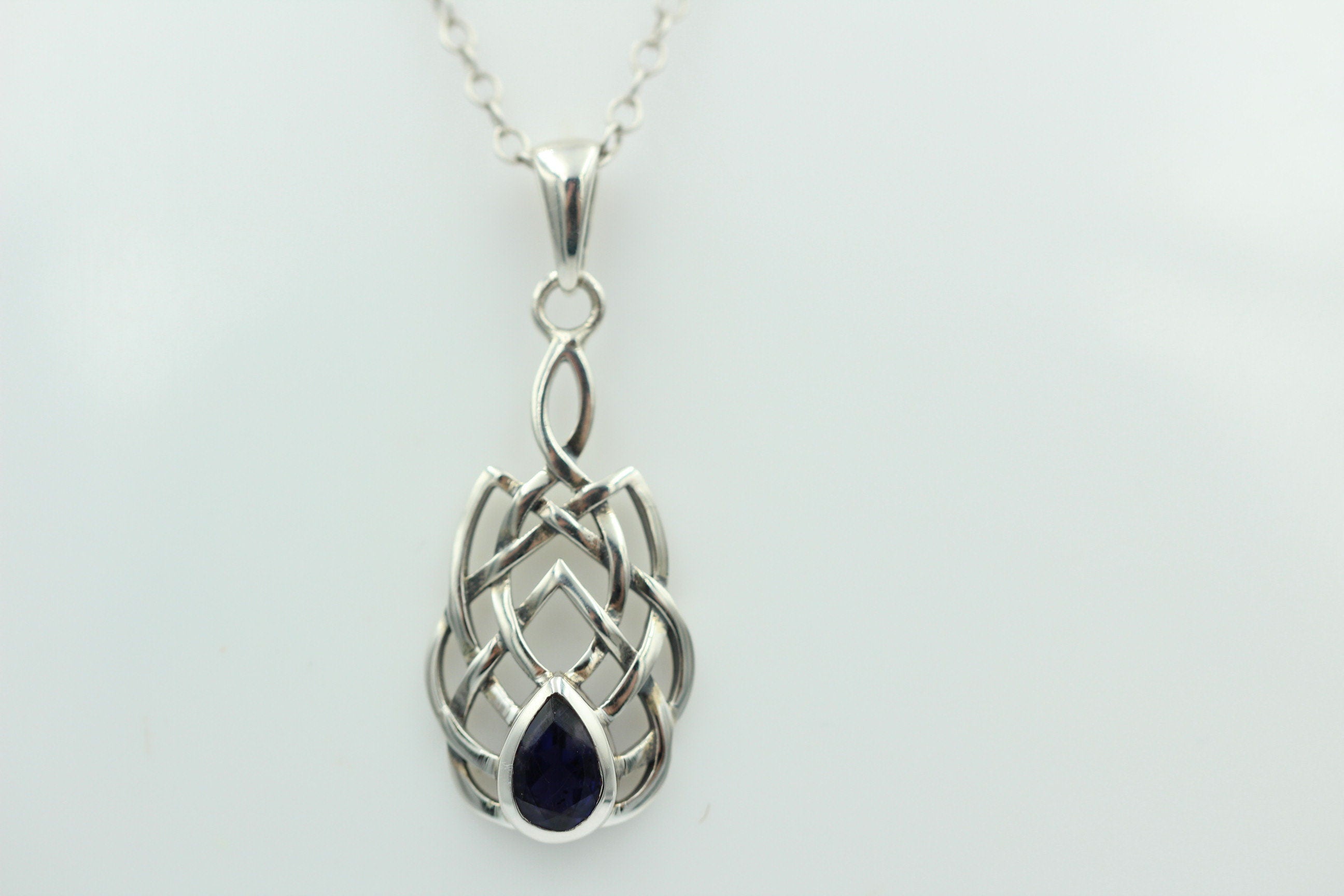 0,34 Carat Iolith Anhänger 925 Silber Keltisches Muster Collier Wassersaphir