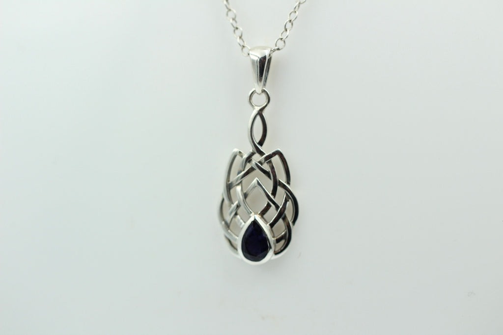 0,34 Carat Iolith Anhänger 925 Silber Keltisches Muster Collier Wassersaphir
