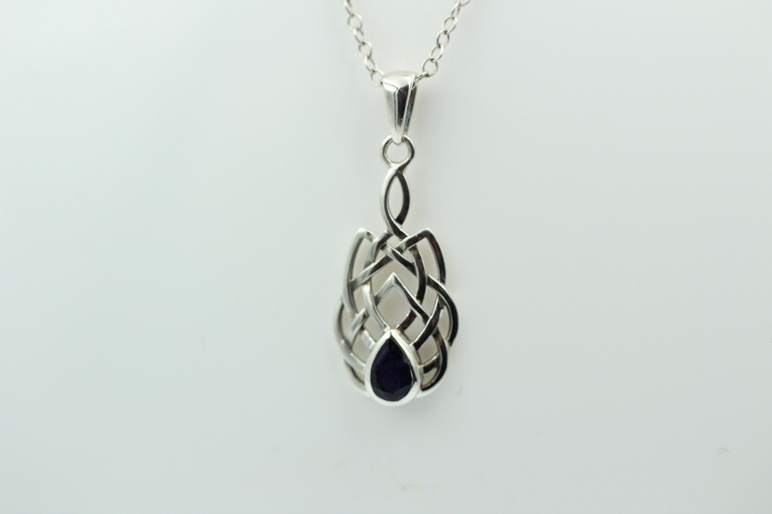 0,34 Carat Iolith Anhänger 925 Silber Keltisches Muster Collier Wassersaphir