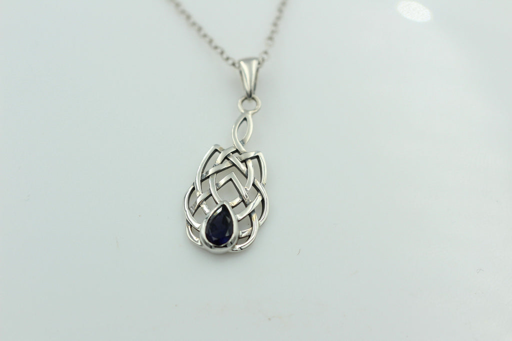 0,34 Carat Iolith Anhänger 925 Silber Keltisches Muster Collier Wassersaphir