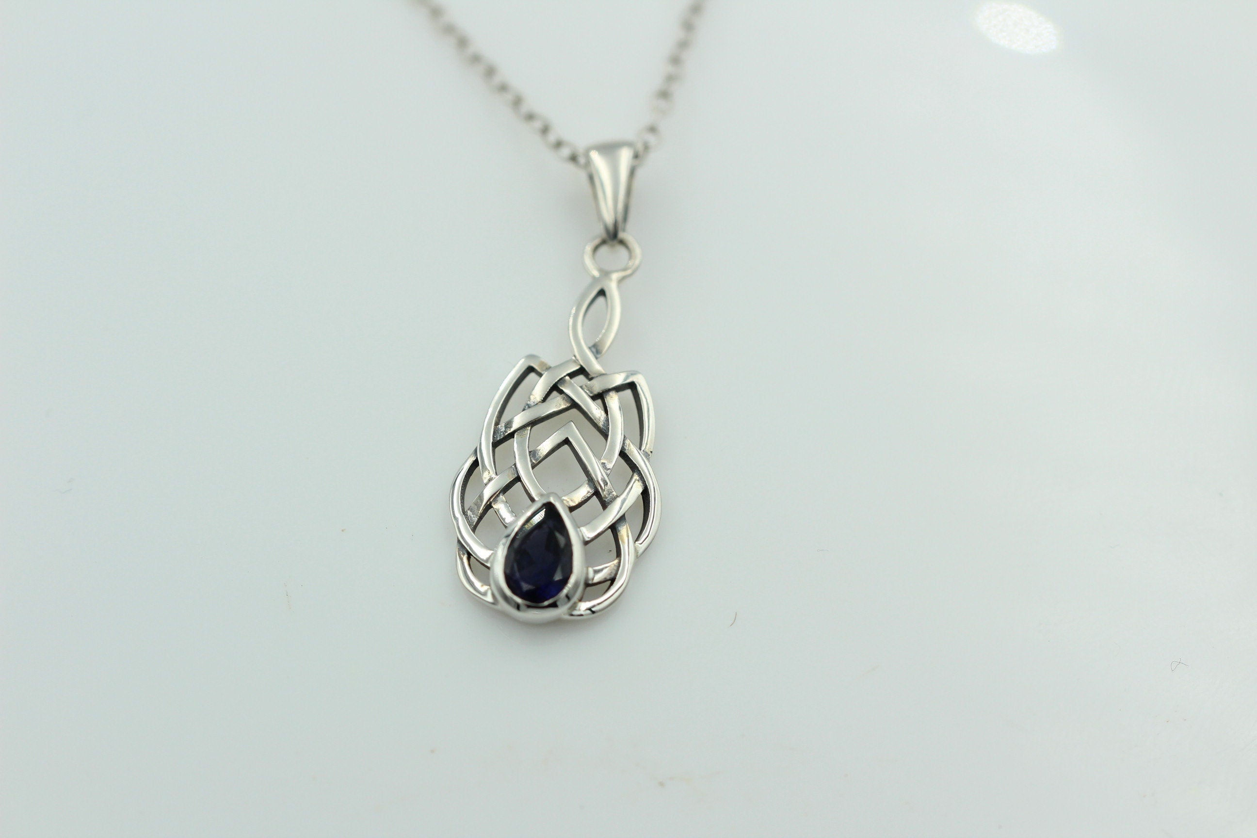 0,34 Carat Iolith Anhänger 925 Silber Keltisches Muster Collier Wassersaphir