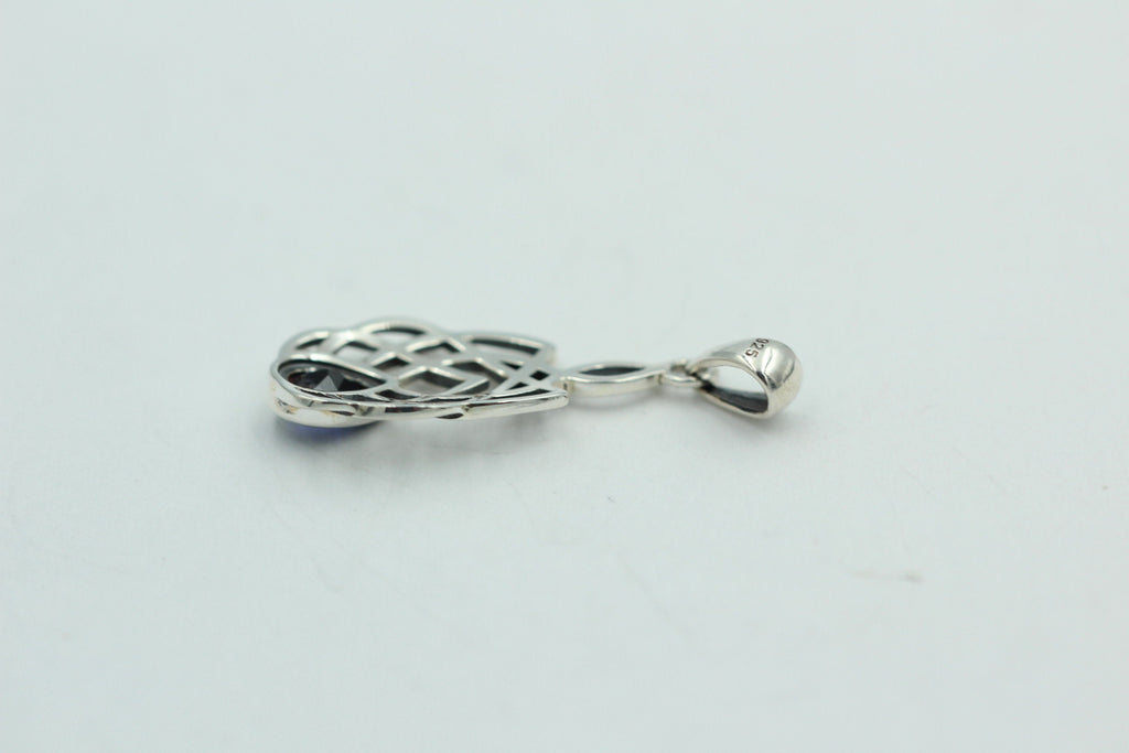 0,34 Carat Iolith Anhänger 925 Silber Keltisches Muster Collier Wassersaphir