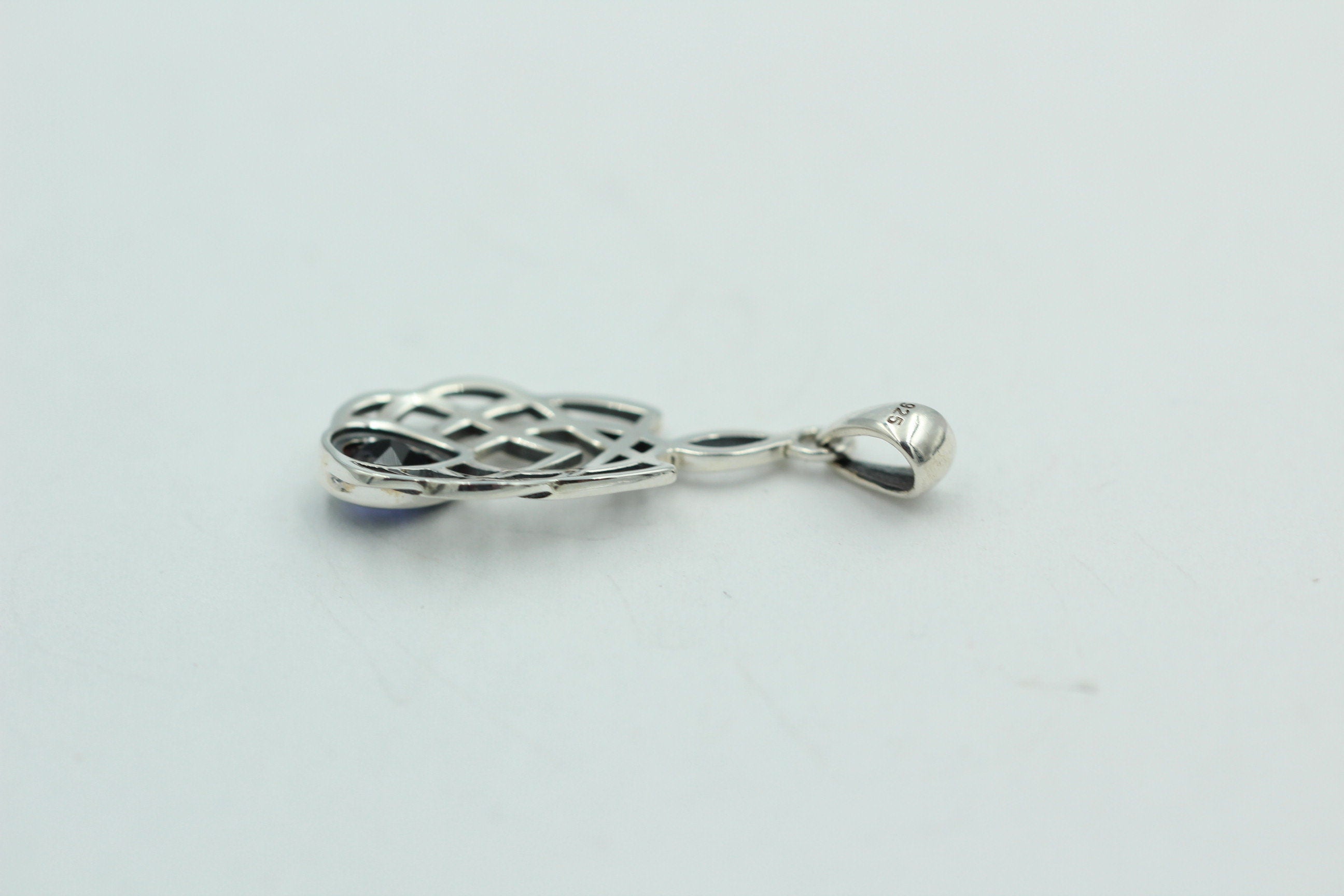0,34 Carat Iolith Anhänger 925 Silber Keltisches Muster Collier Wassersaphir