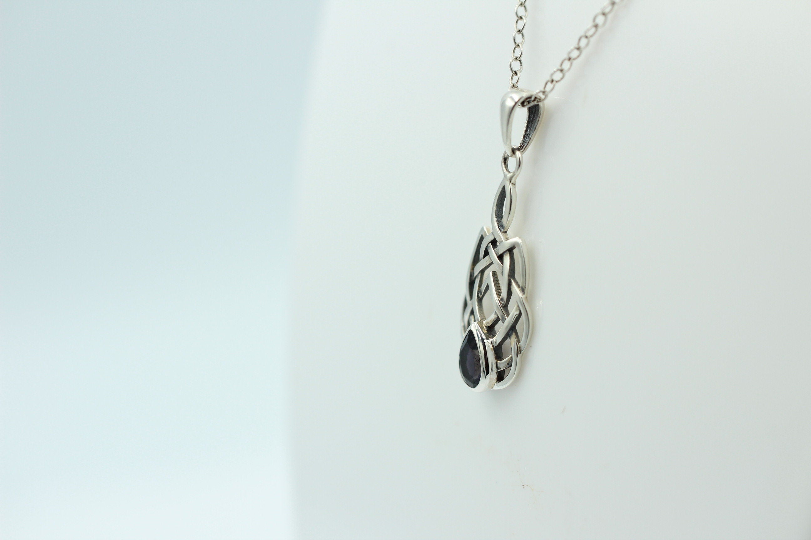 0,34 Carat Iolith Anhänger 925 Silber Keltisches Muster Collier Wassersaphir