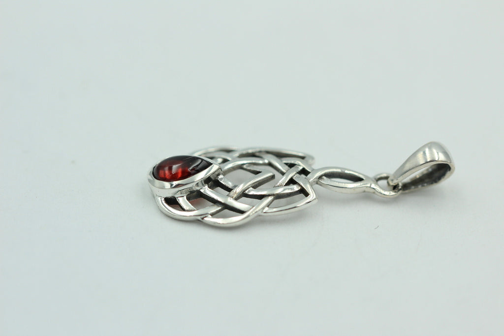 0,57 Carat Granat Cabochon Anhänger 925 Silber Keltisches Muster Collier Granat