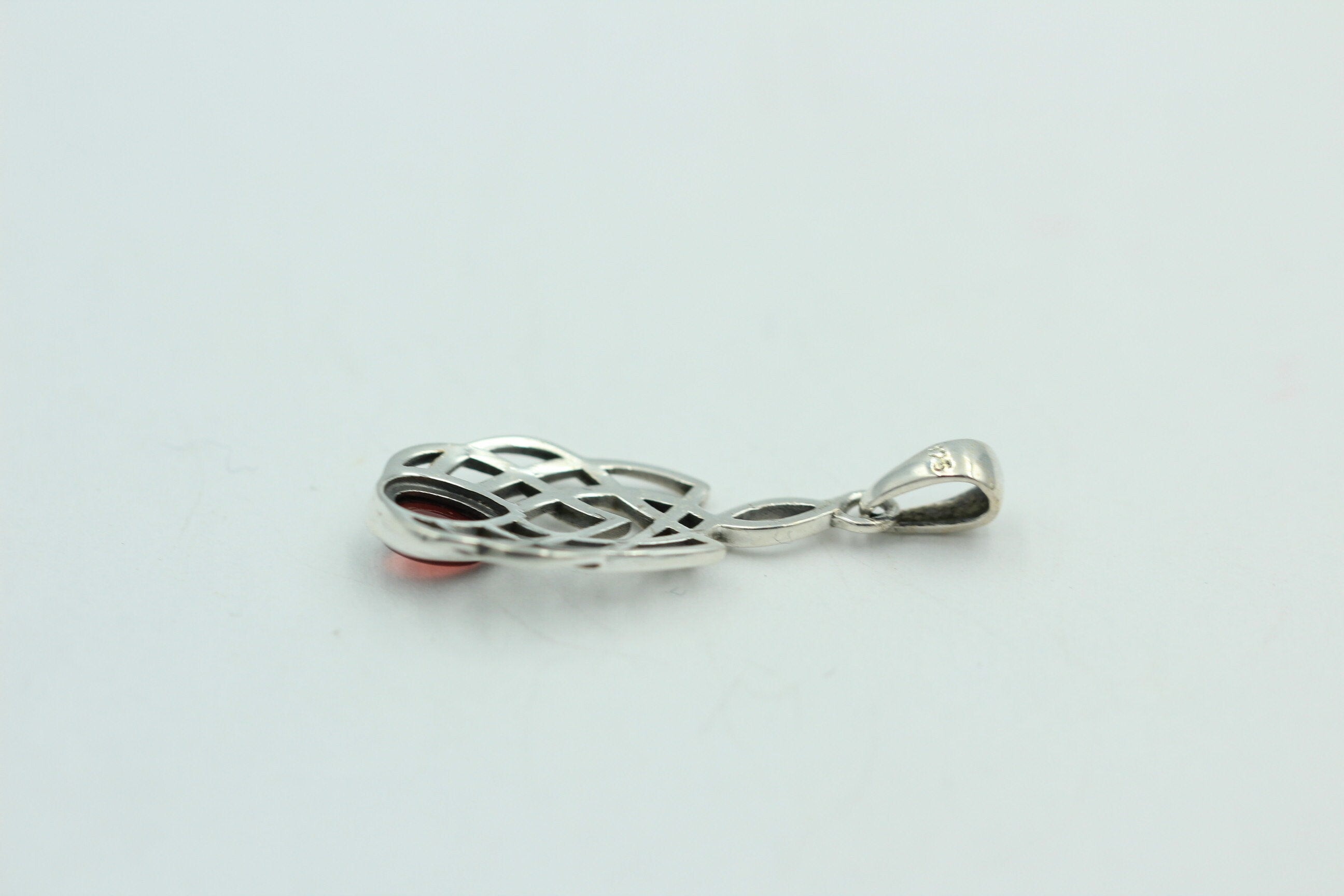 0,57 Carat Granat Cabochon Anhänger 925 Silber Keltisches Muster Collier Granat