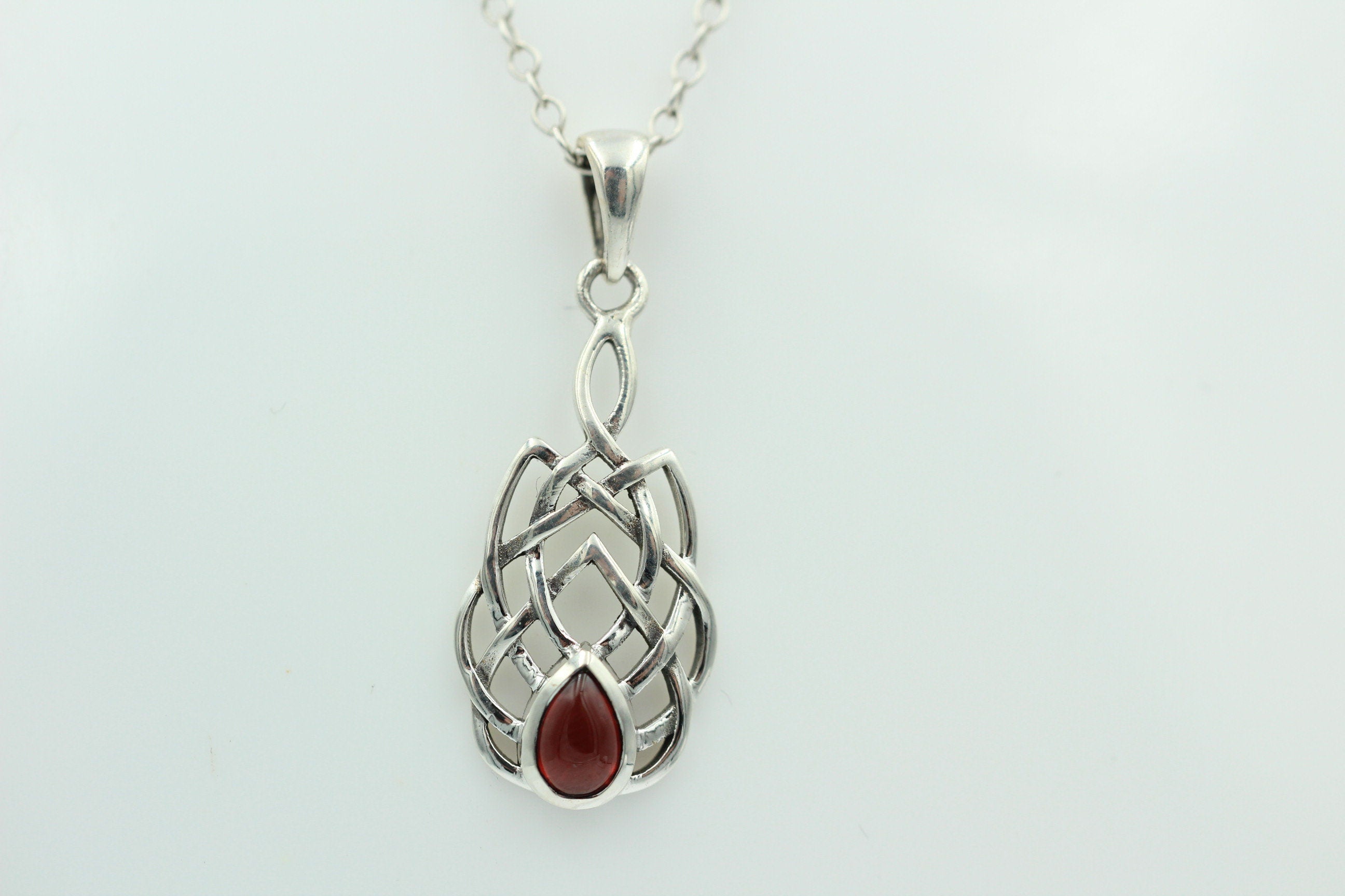 0,57 Carat Granat Cabochon Anhänger 925 Silber Keltisches Muster Collier Granat
