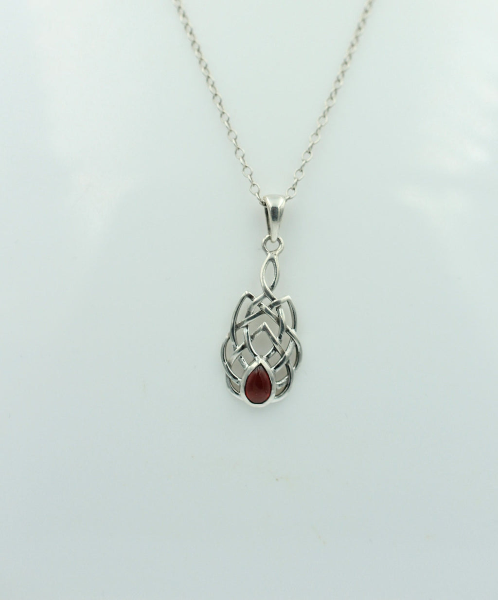 0,57 Carat Granat Cabochon Anhänger 925 Silber Keltisches Muster Collier Granat