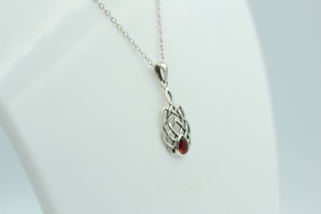0,57 Carat Granat Cabochon Anhänger 925 Silber Keltisches Muster Collier Granat