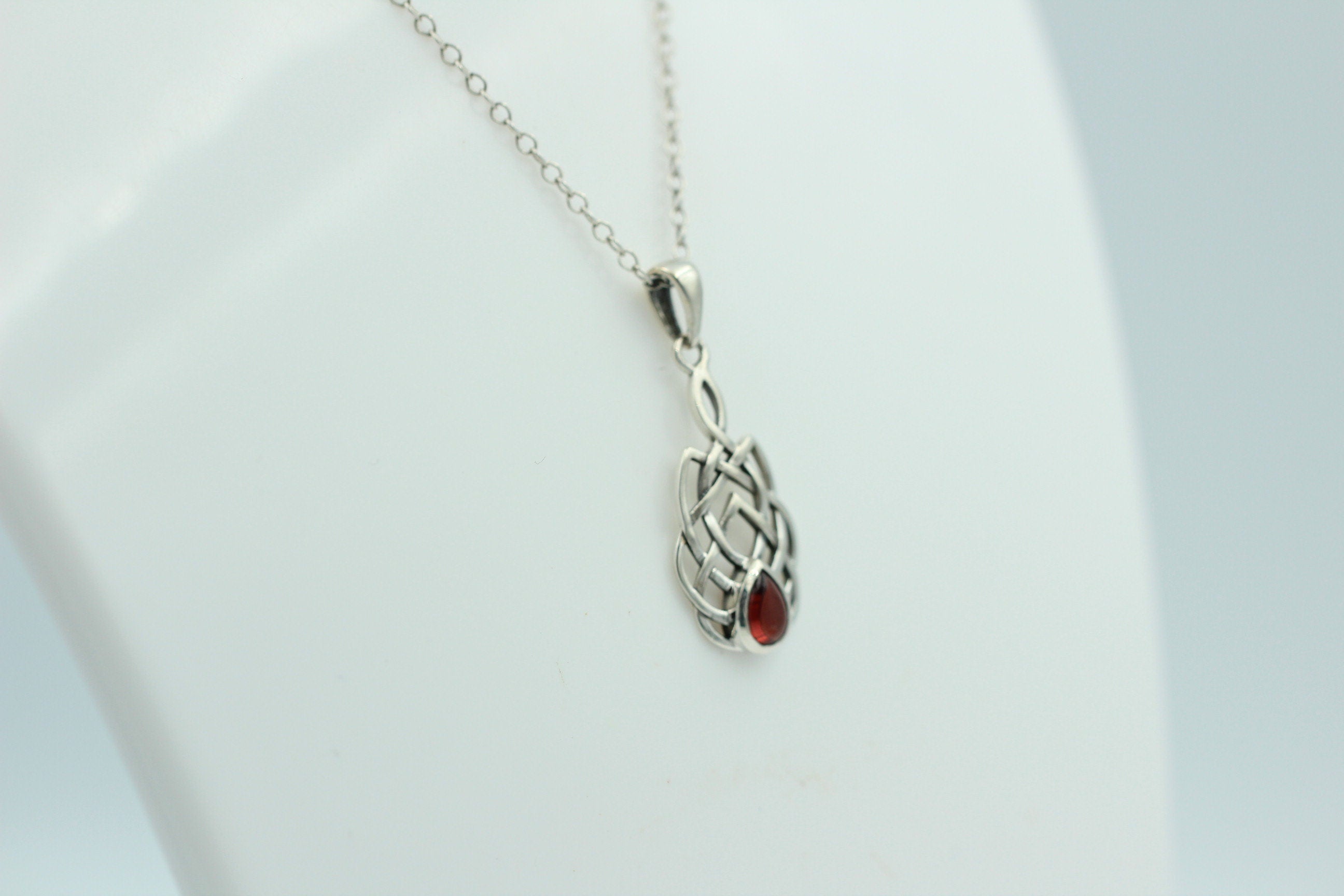 0,57 Carat Granat Cabochon Anhänger 925 Silber Keltisches Muster Collier Granat