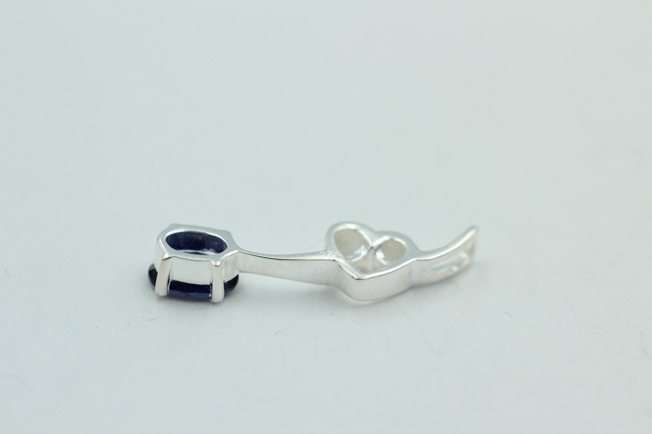 0,4 Carat Iolith Anhänger 925 Silber Collier Kette Wassersaphir Luchssaphir