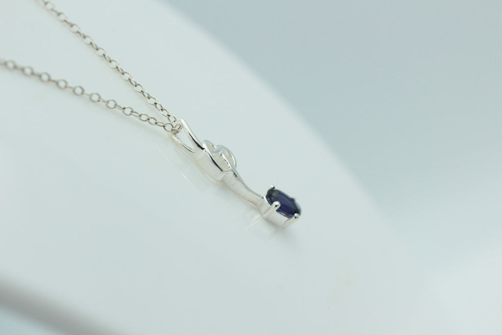 0,4 Carat Iolith Anhänger 925 Silber Collier Kette Wassersaphir Luchssaphir