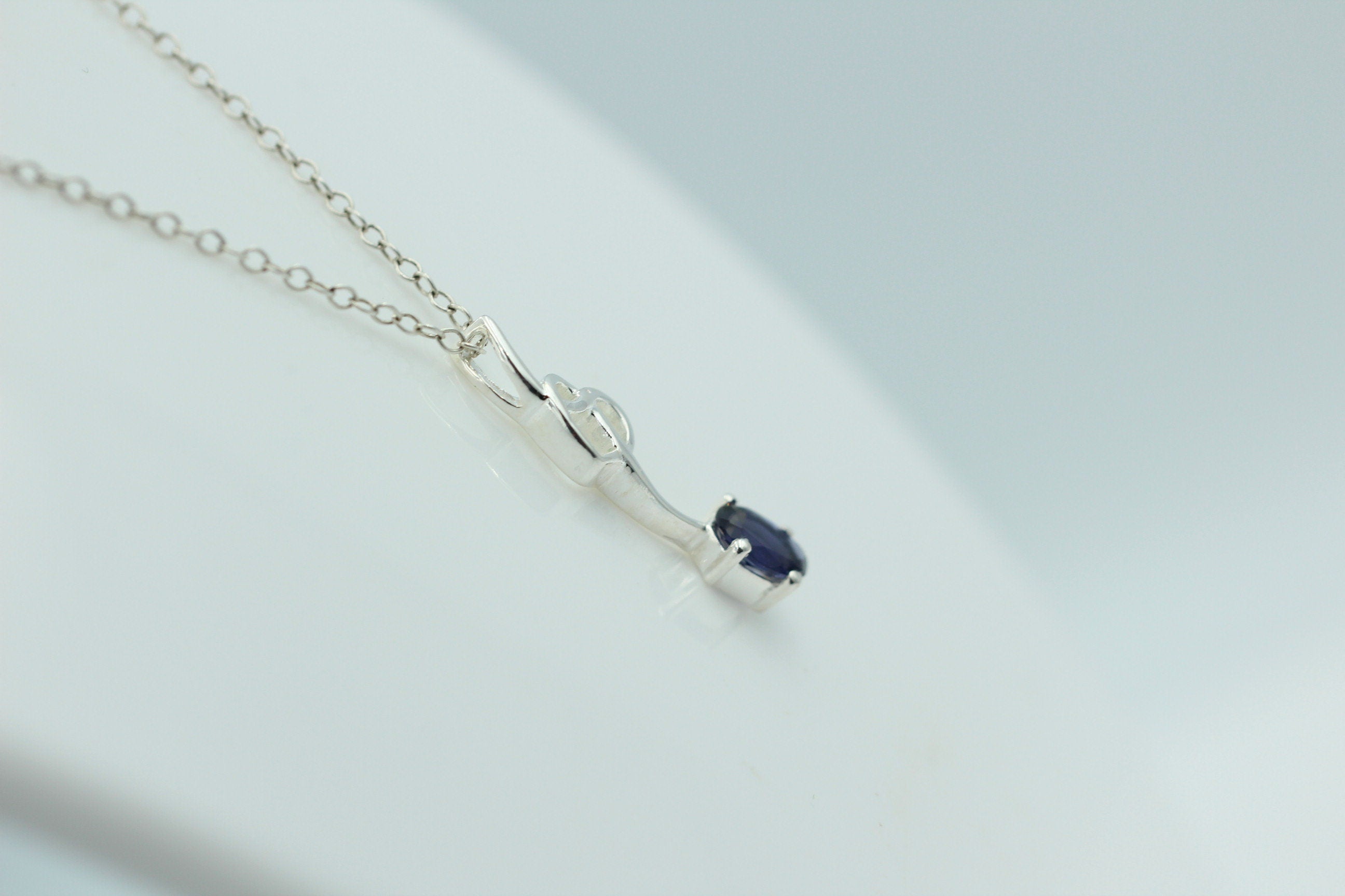 0,4 Carat Iolith Anhänger 925 Silber Collier Kette Wassersaphir Luchssaphir