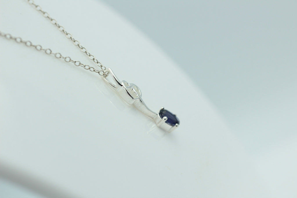 0,4 Carat Iolith Anhänger 925 Silber Collier Kette Wassersaphir Luchssaphir