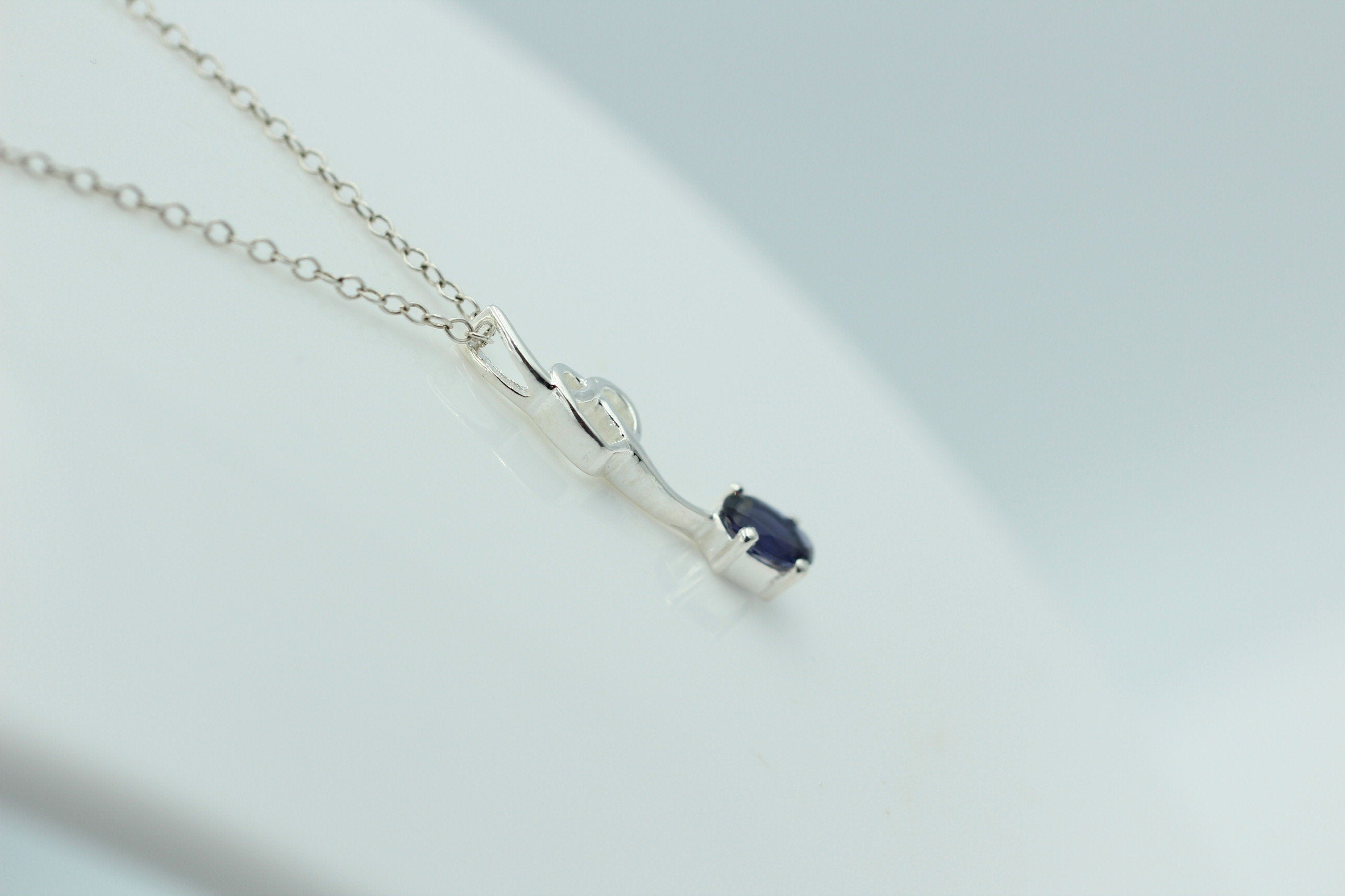 0,4 Carat Iolith Anhänger 925 Silber Collier Kette Wassersaphir Luchssaphir